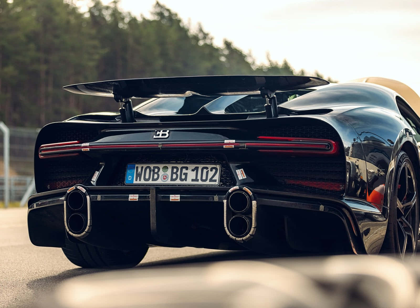Bugatti Chiron – Mwendo na Uelekezi wa Kipekee Picha ya Ukuta