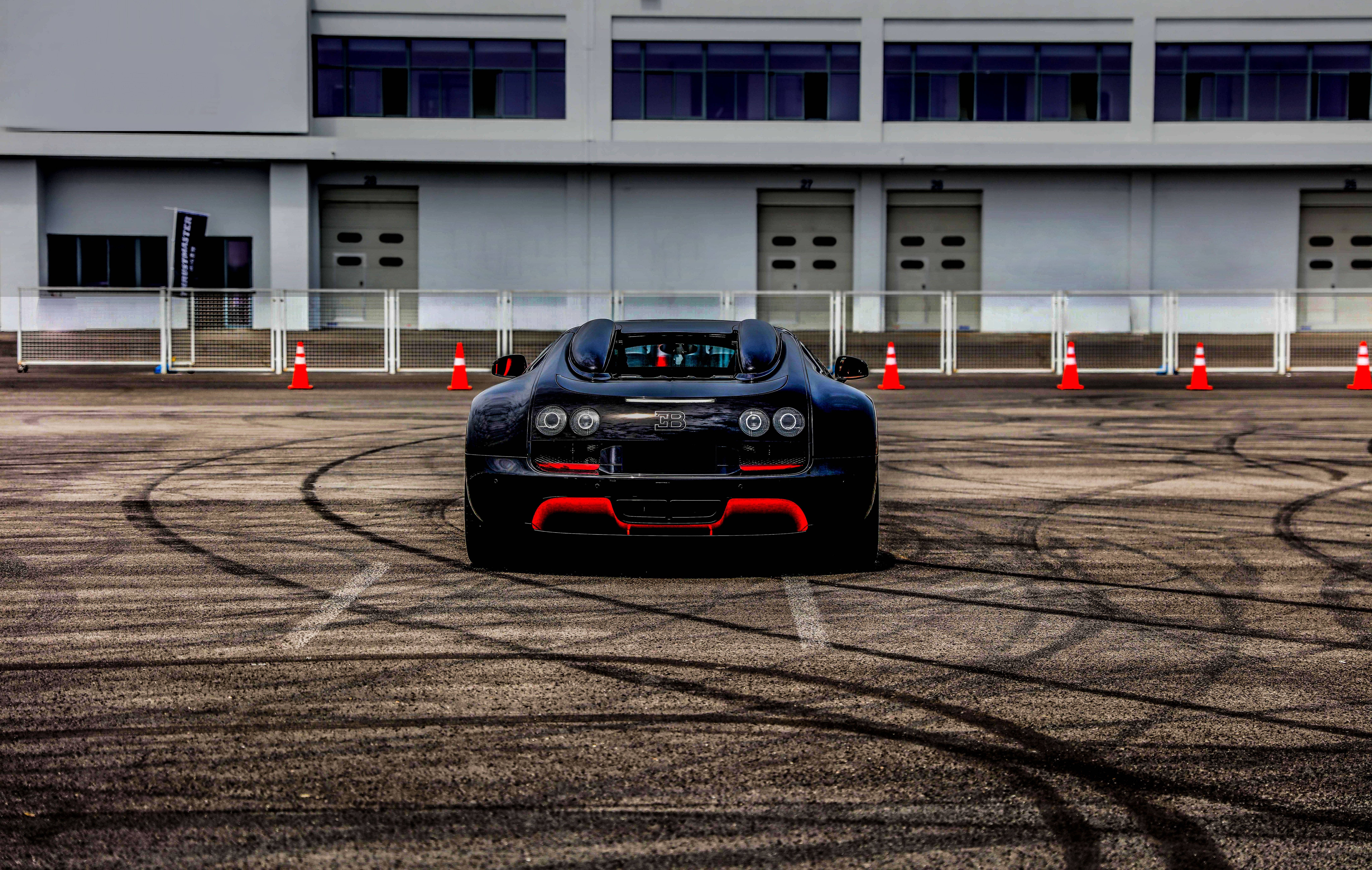 Bugatti Veyron Nyekundu na Nyeusi Picha ya Ukuta