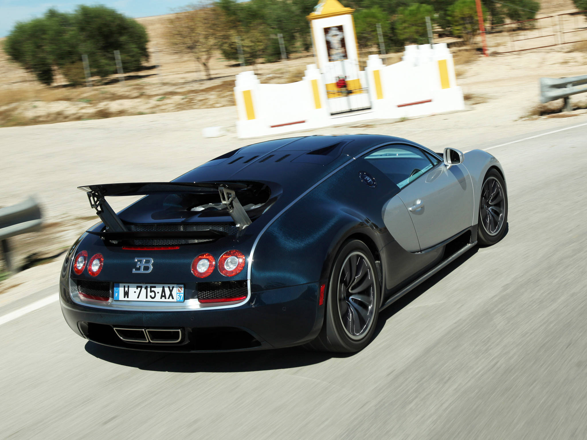 Bugatti Veyron Nyeusi Inayoenda Kasi Picha ya Ukuta