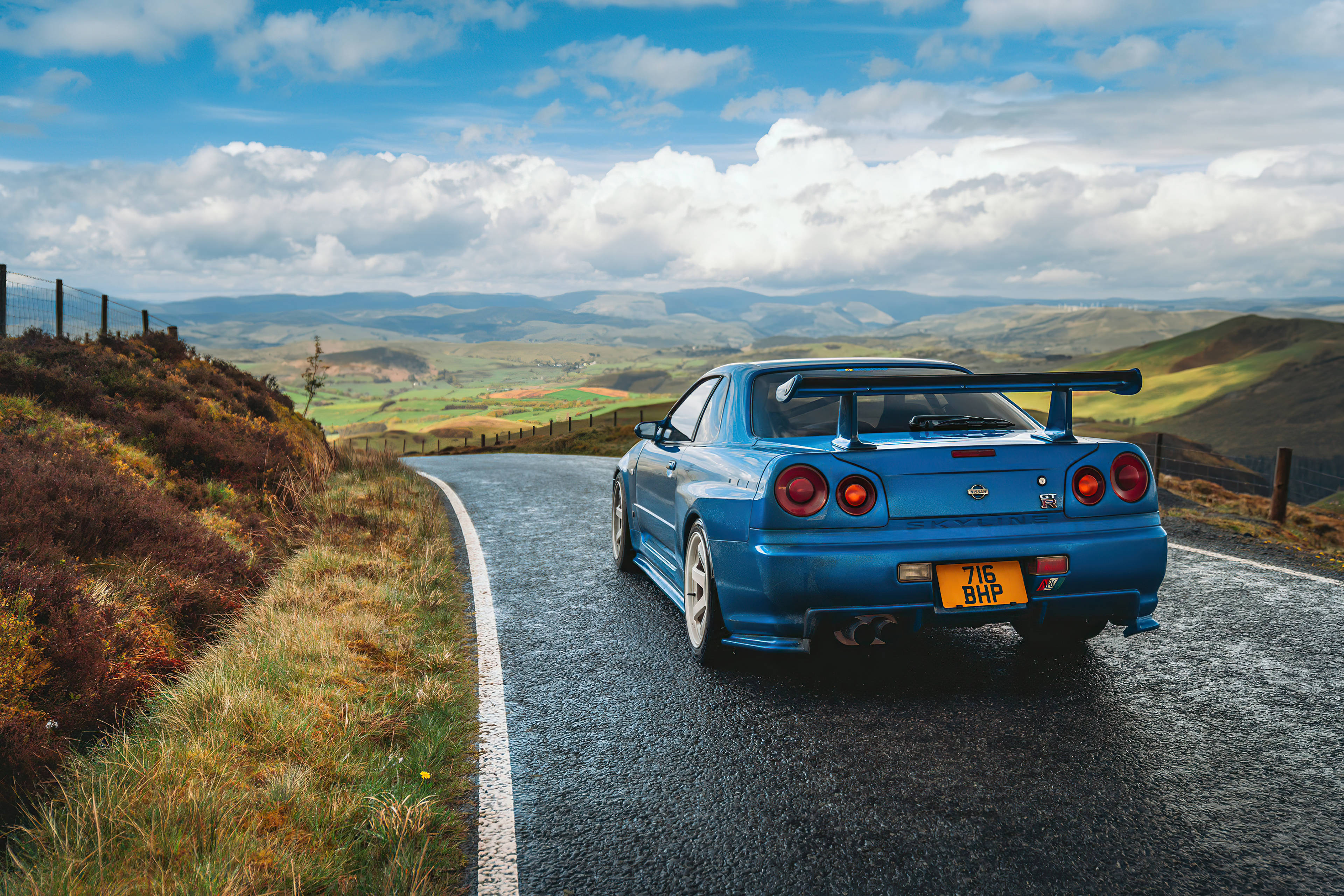 Buluu Nissan Skyline GTR R34 Milimani Picha ya Ukuta