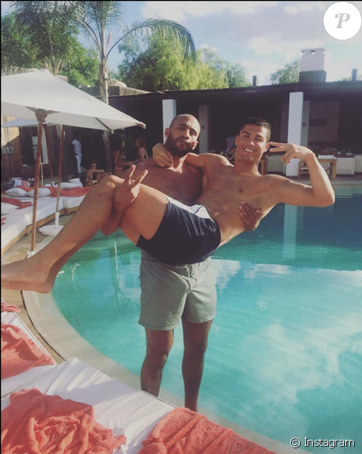 Burudani ya Cristiano Ronaldo Karibu na Bwawa Picha ya Ukuta