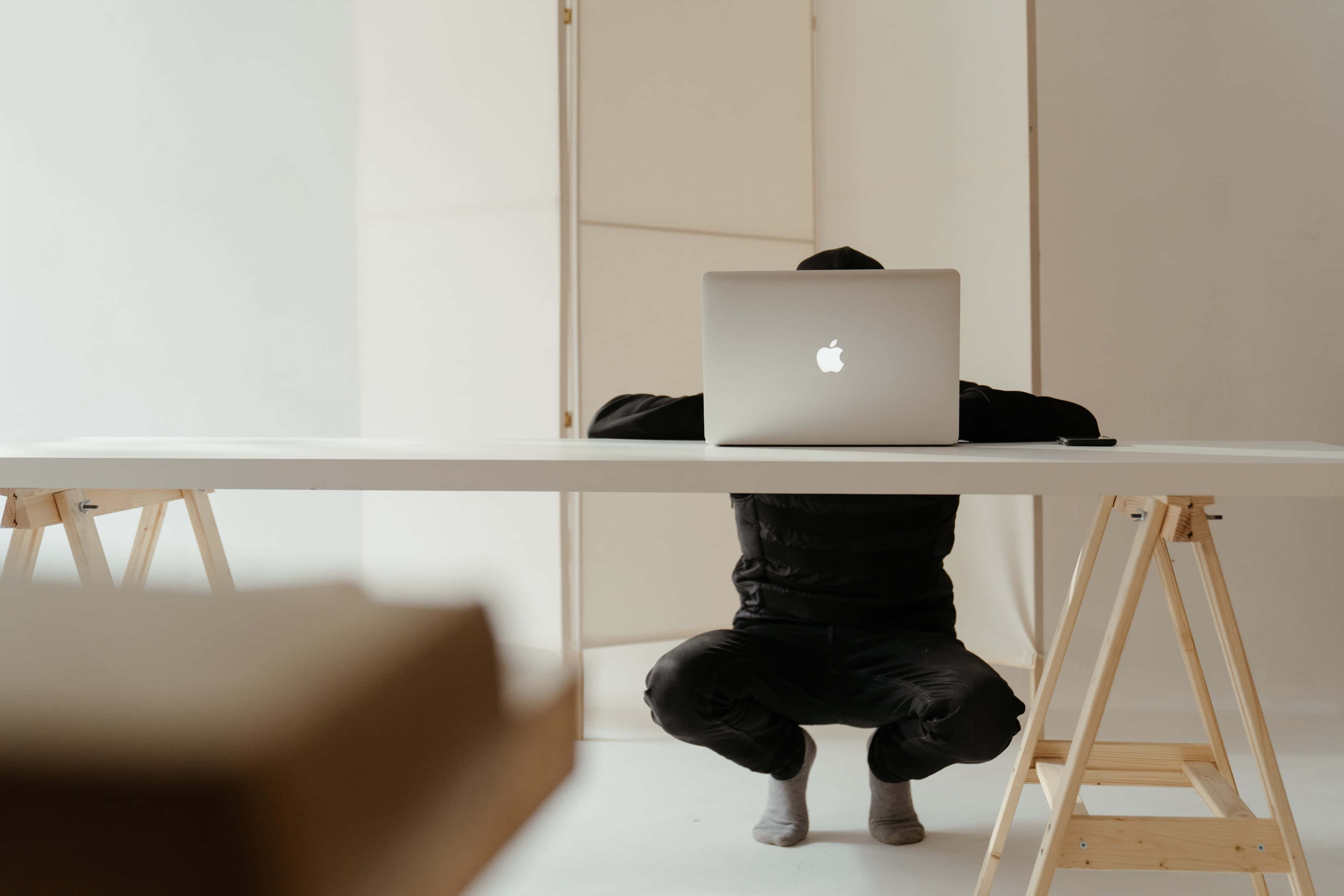Burudisha eneo lako la kazi na Macbook ya Kifahari Picha ya Ukuta