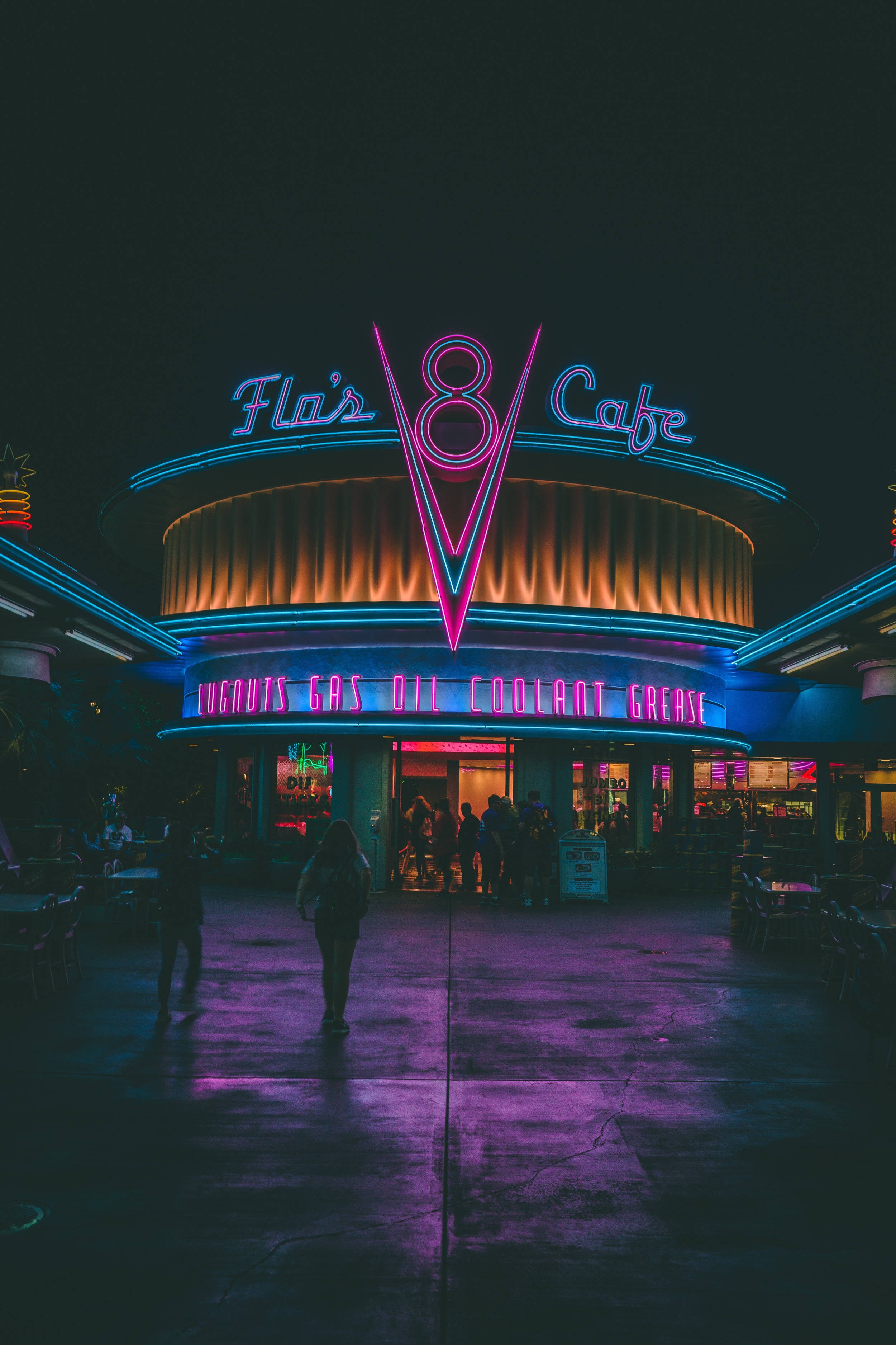Bustling atmosphere at Flo's V8 café in Disney California Adventure Park Picha ya Ukuta