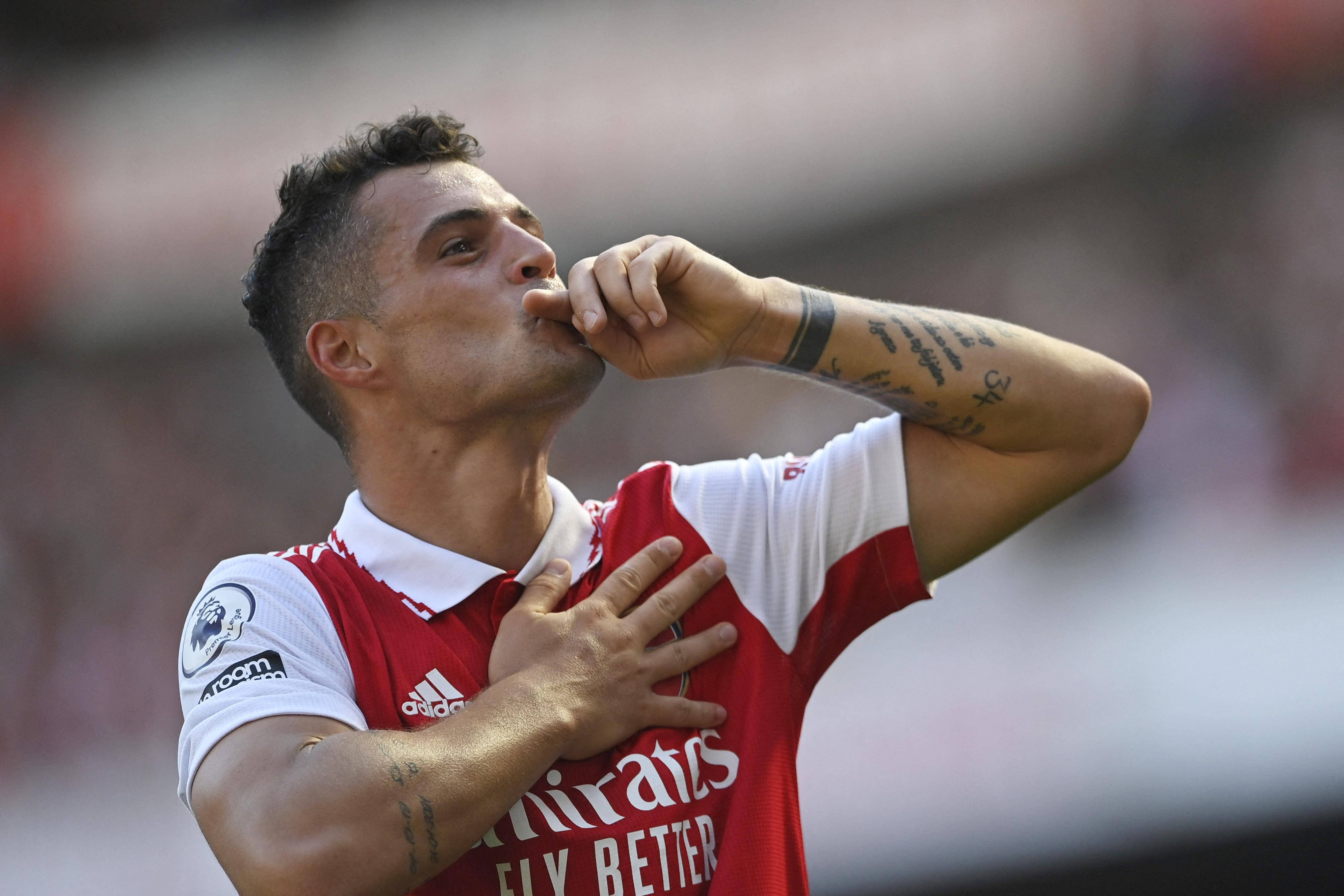 Busu la Kuruka la Granit Xhaka Picha ya Ukuta