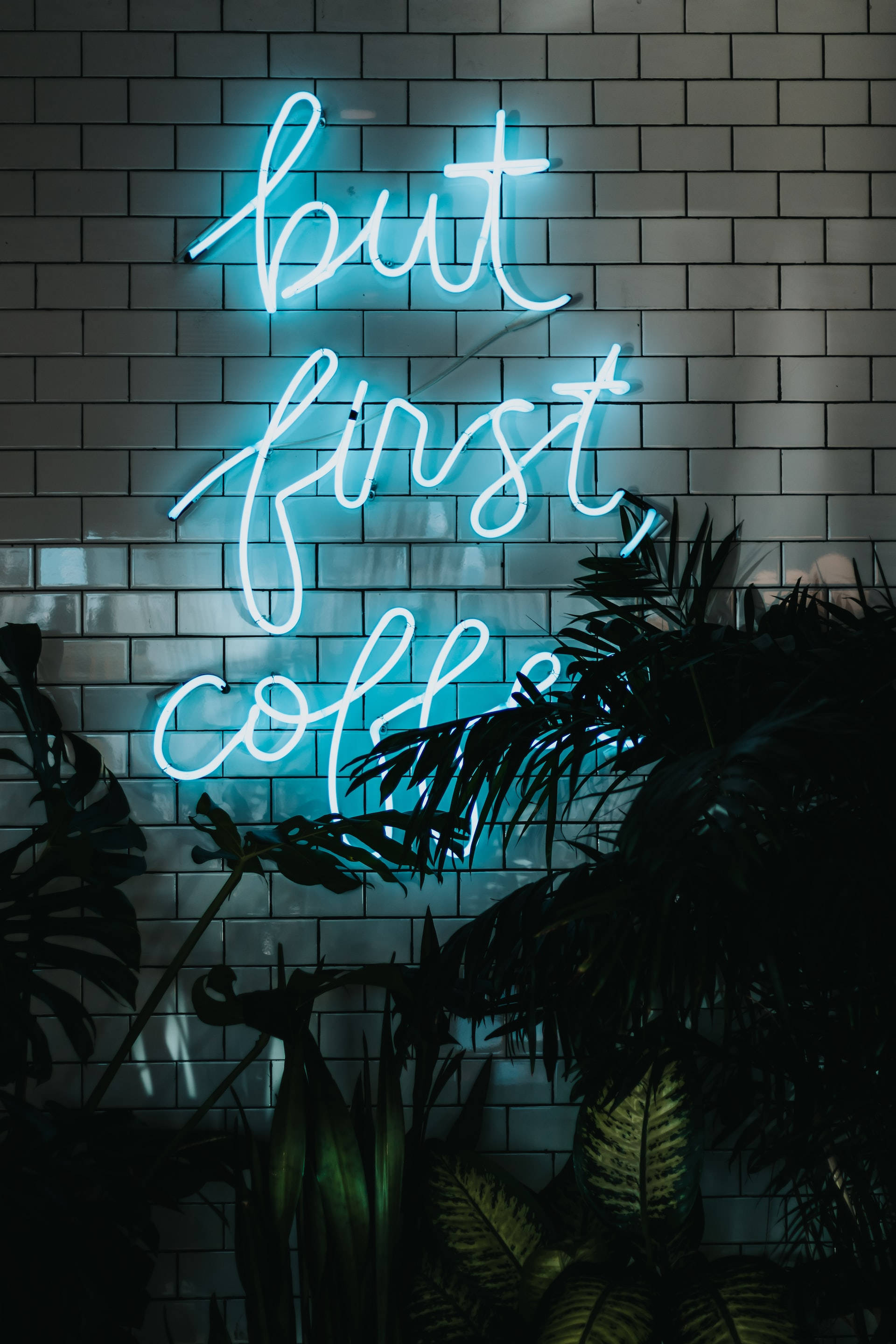 "But First Coffee" Katika iPhone ya Neon Blue Picha ya Ukuta