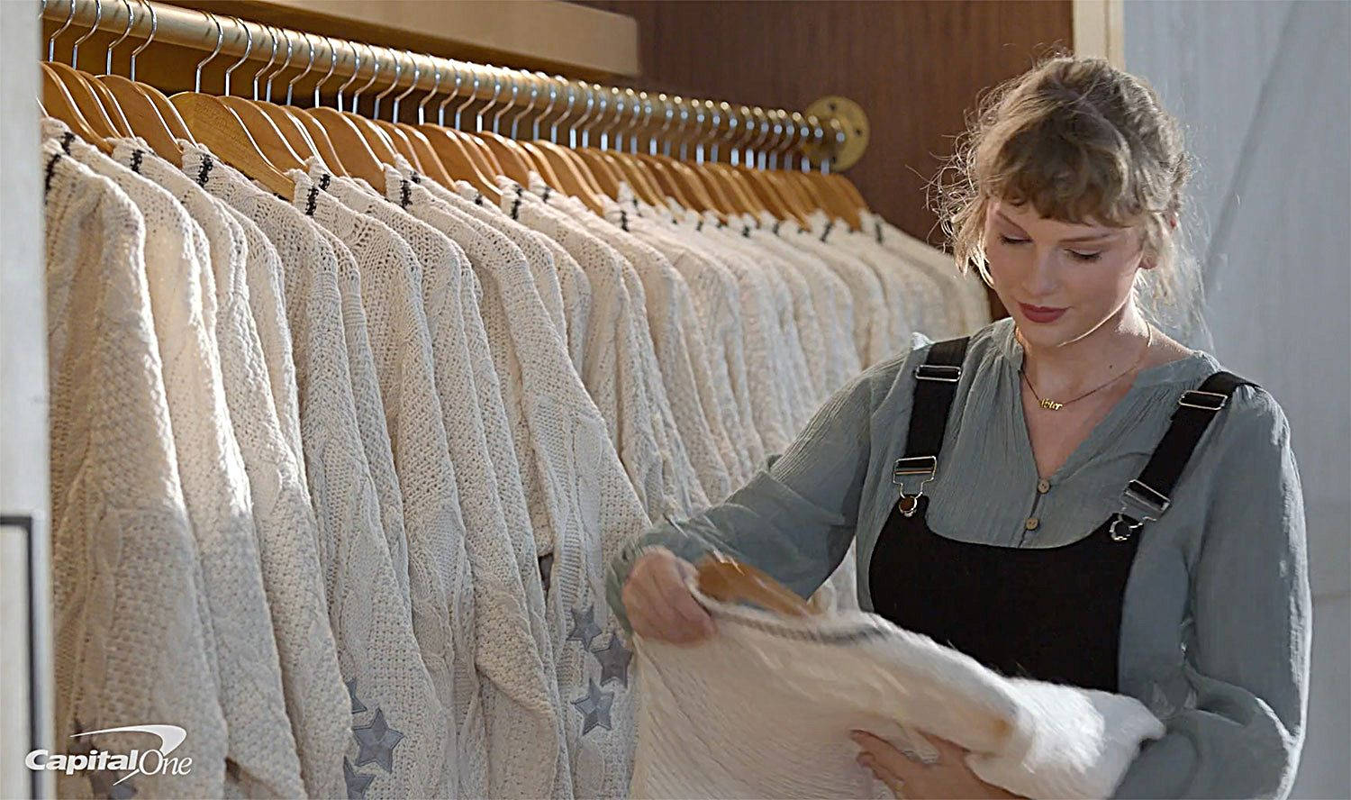 Capital One Commercial Pamoja na Taylor Swift Picha ya Ukuta