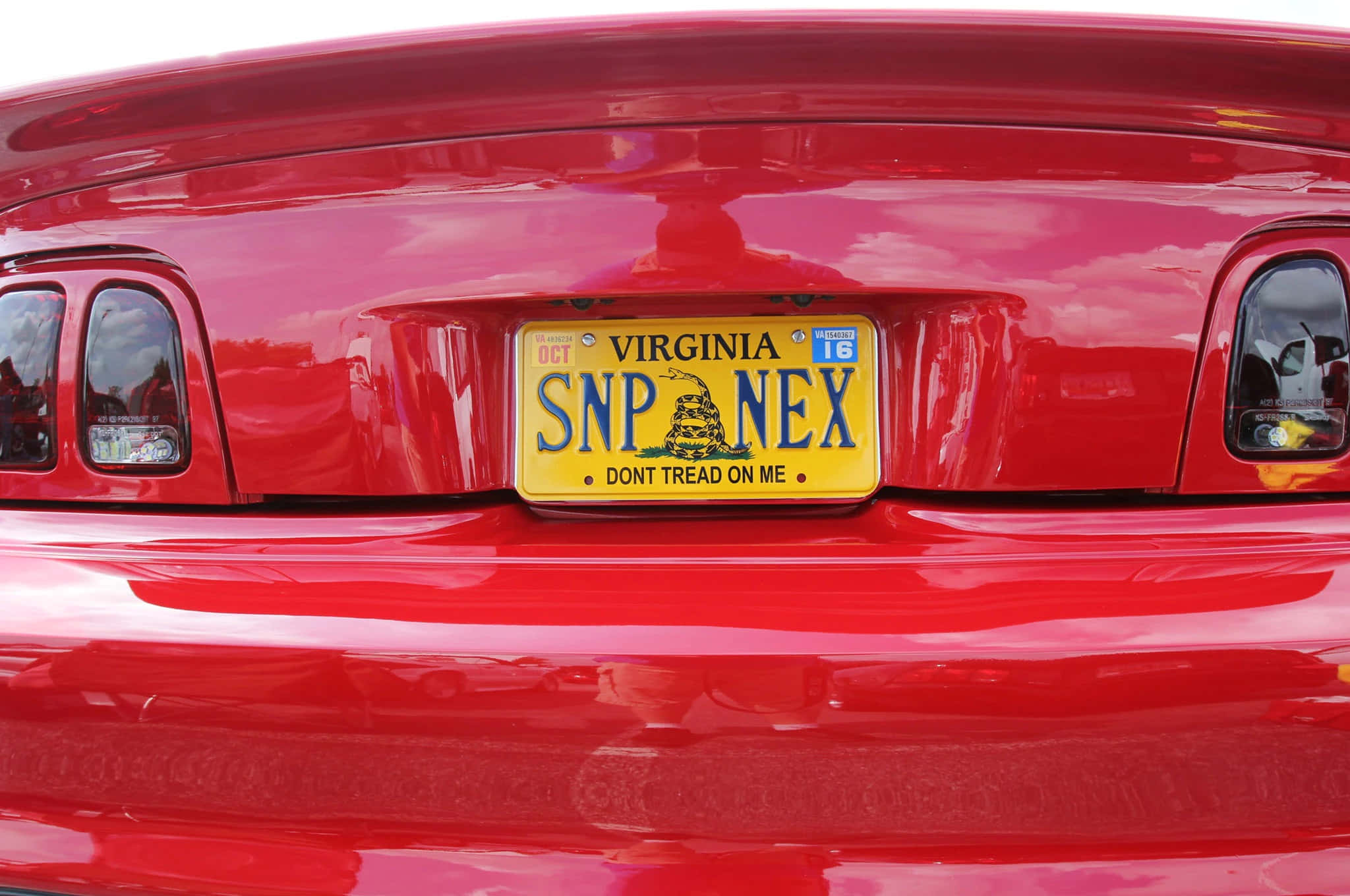 Caption: Close-Up Image of a Car License Plate Picha ya Ukuta
