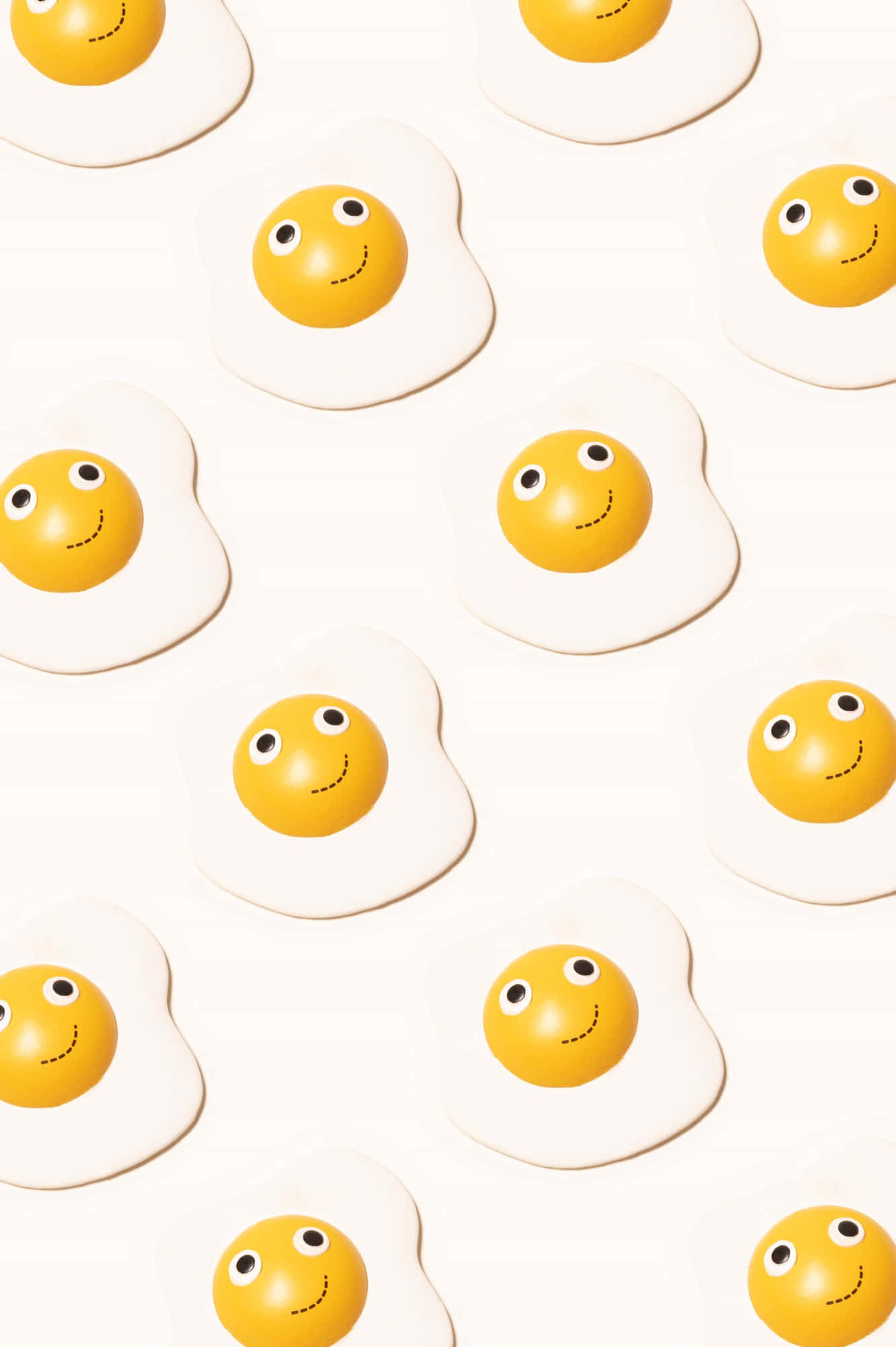 Caption: Emoji ya Smaile ya Kiasi Inayojumuisha na Egg ya Sunny Side Up Picha ya Ukuta