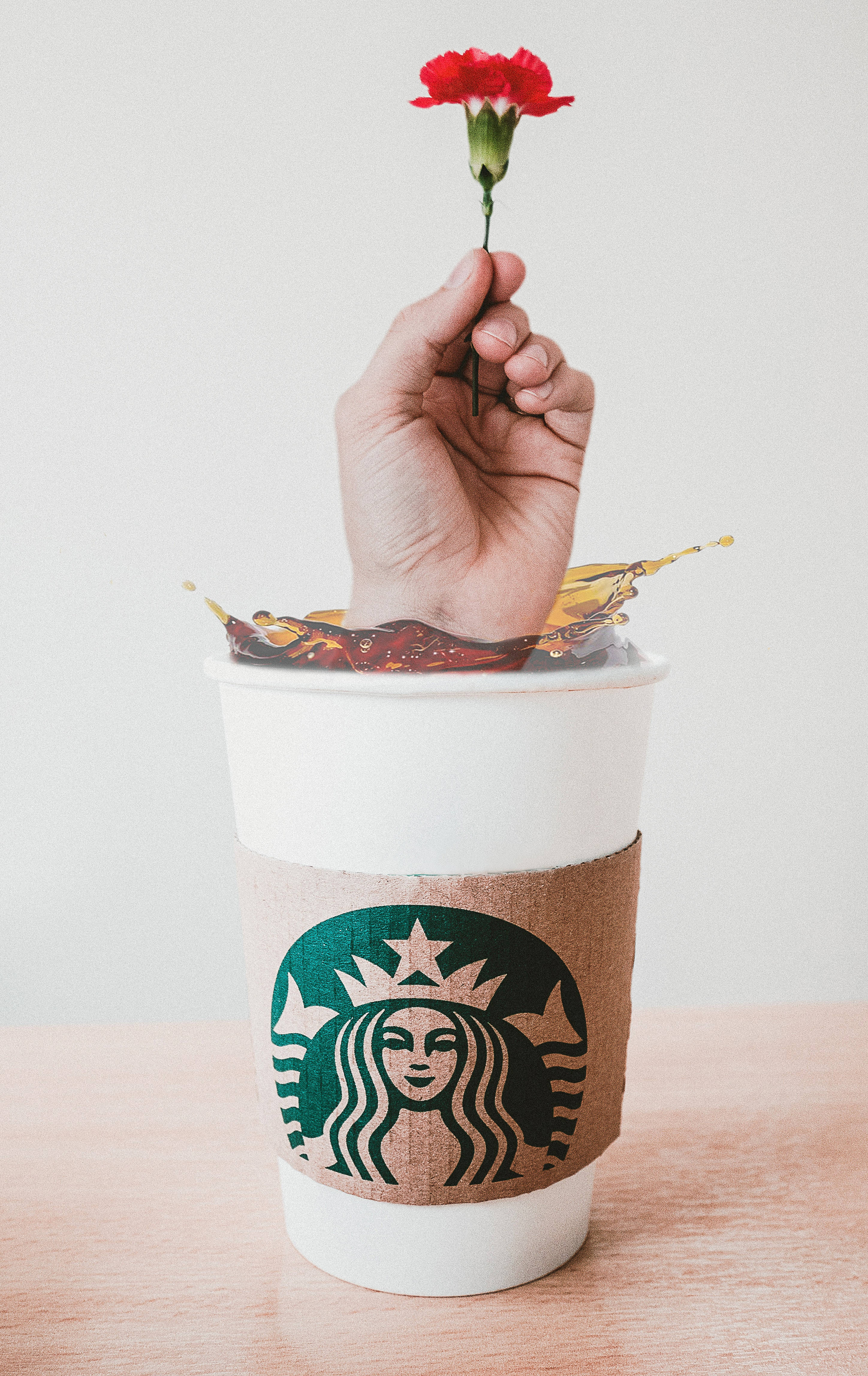 Caption: Enriching the Coffee Experience with Starbucks on iPhone Picha ya Ukuta
