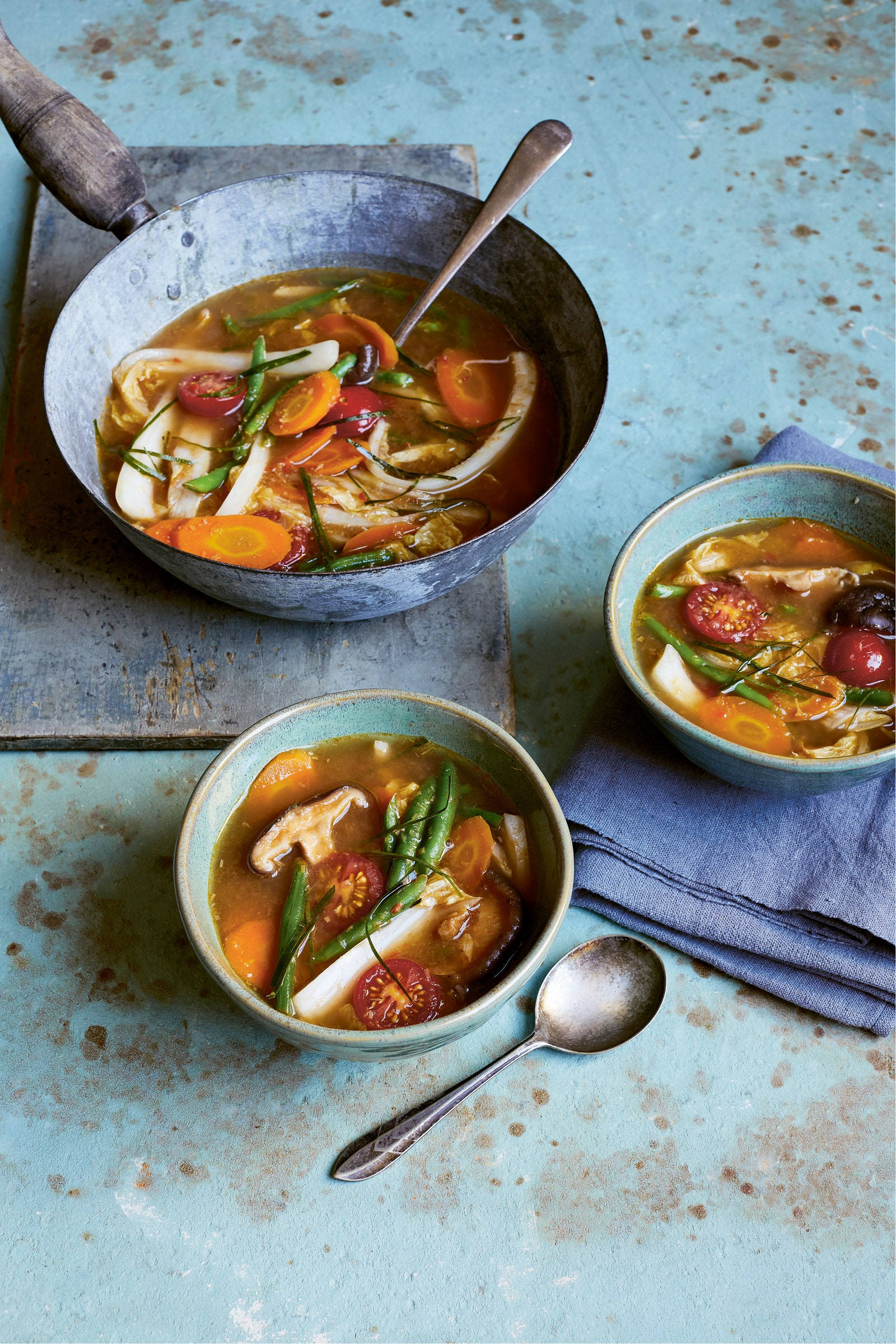 Caption: Vibrant and Delicious Tom Yum Soup for Two Picha ya Ukuta