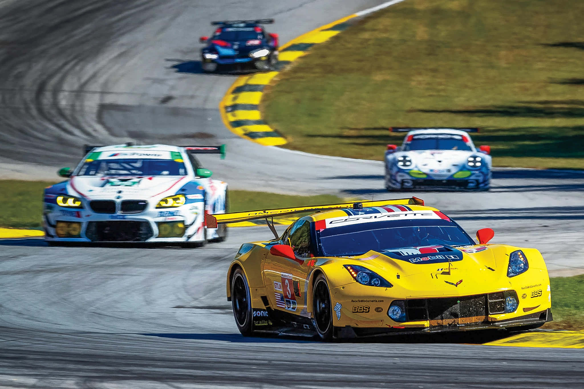 Captivating Car Racing Thrills Picha ya Ukuta