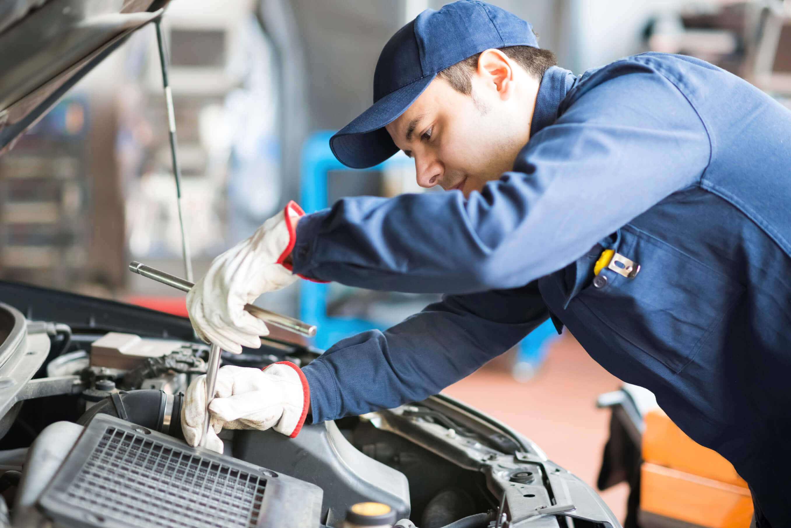 Car Mechanic Working Under a Vehicle on Lift Picha ya Ukuta