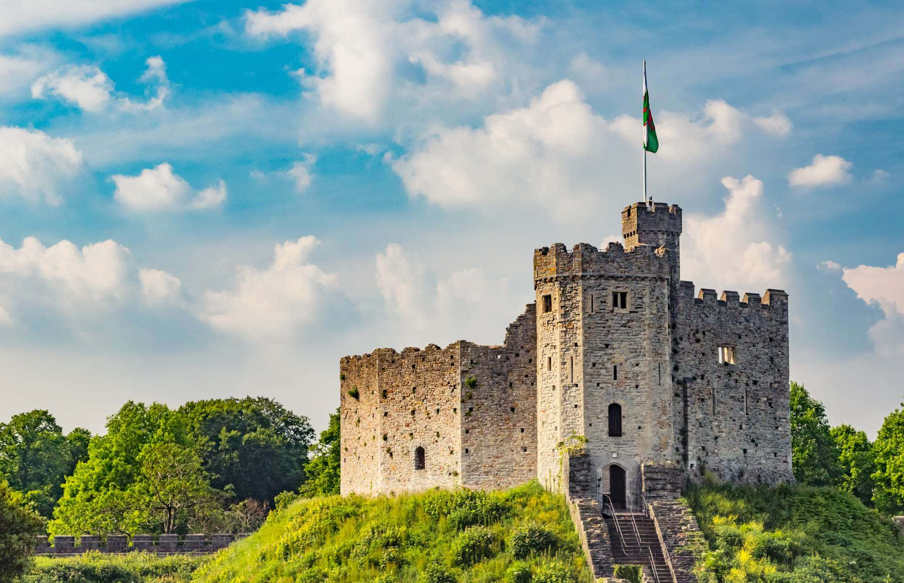 Cardiff Castle Ikizungukwa na Miti Picha ya Ukuta