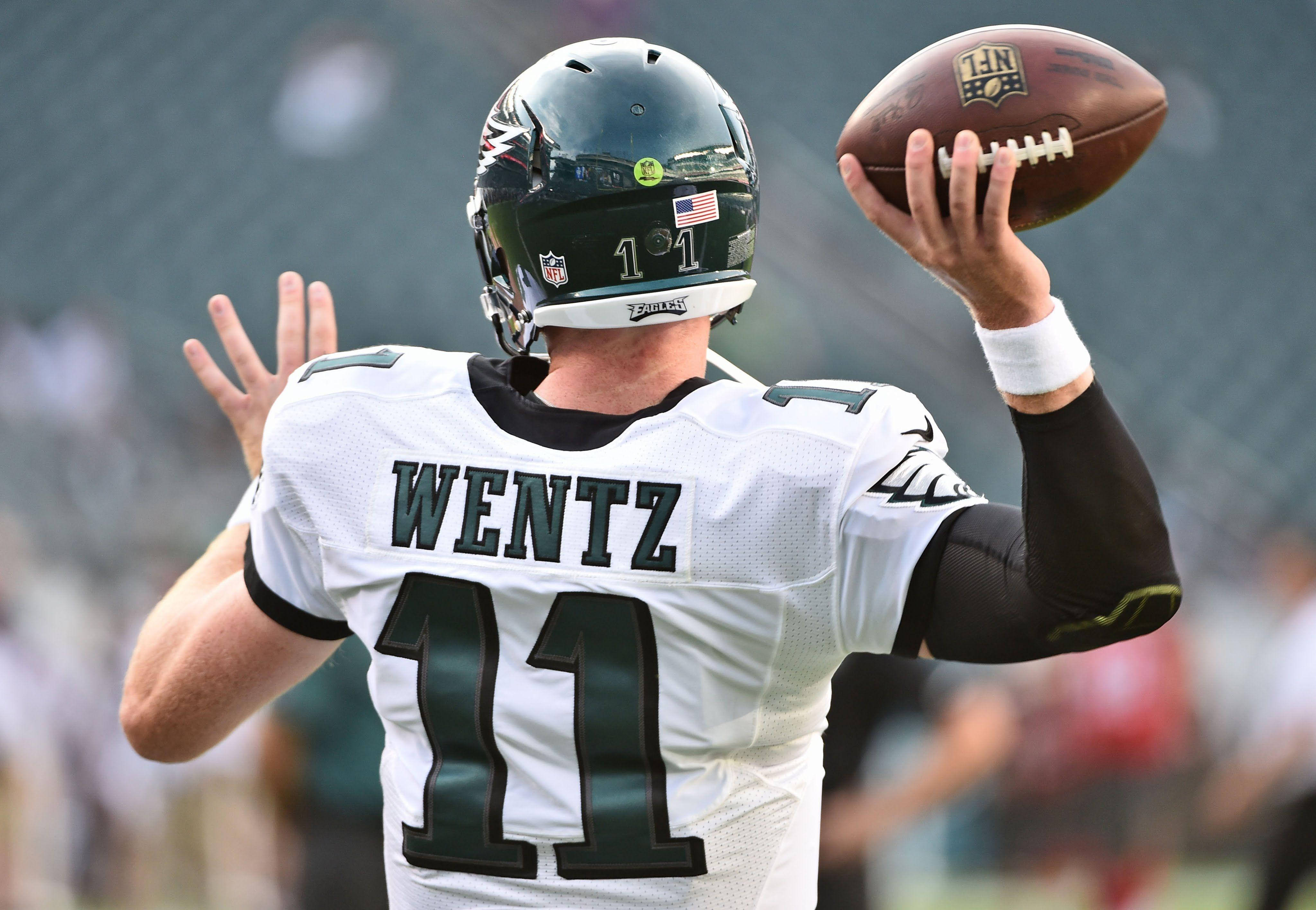 Carson Wentz Akipiga Mpira NFL Picha ya Ukuta