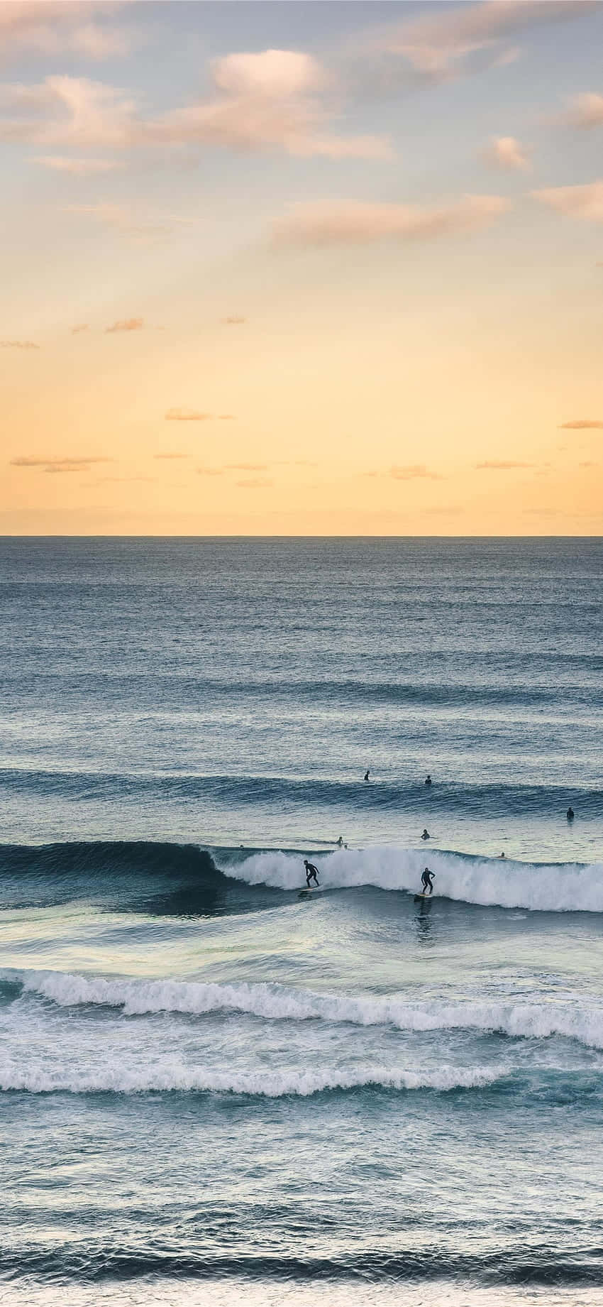 Catch The Wave - A surfer riding a wave in the ocean while using their iPhone Picha ya Ukuta