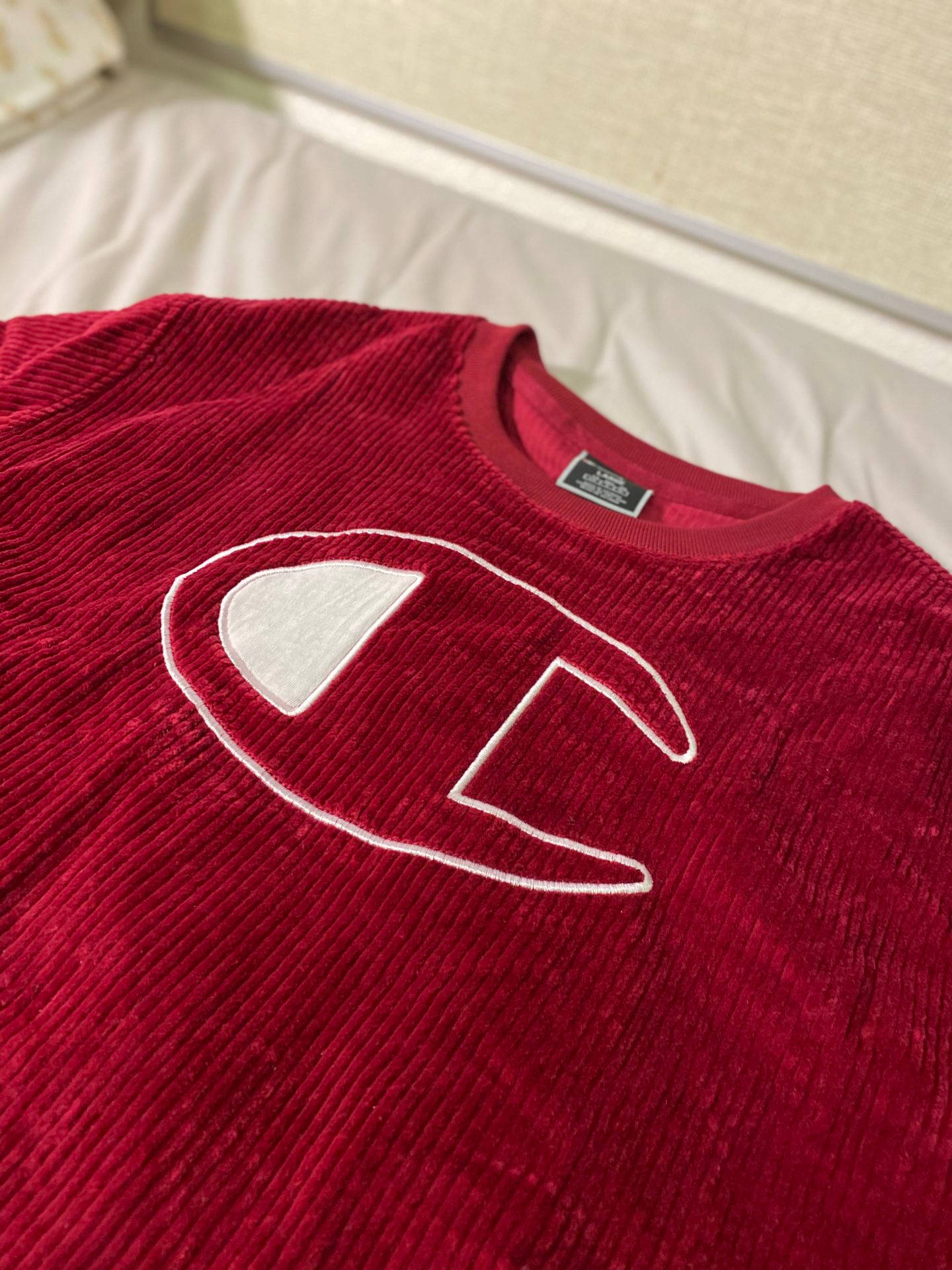Champion Red Wool Sweatshirt Picha ya Ukuta