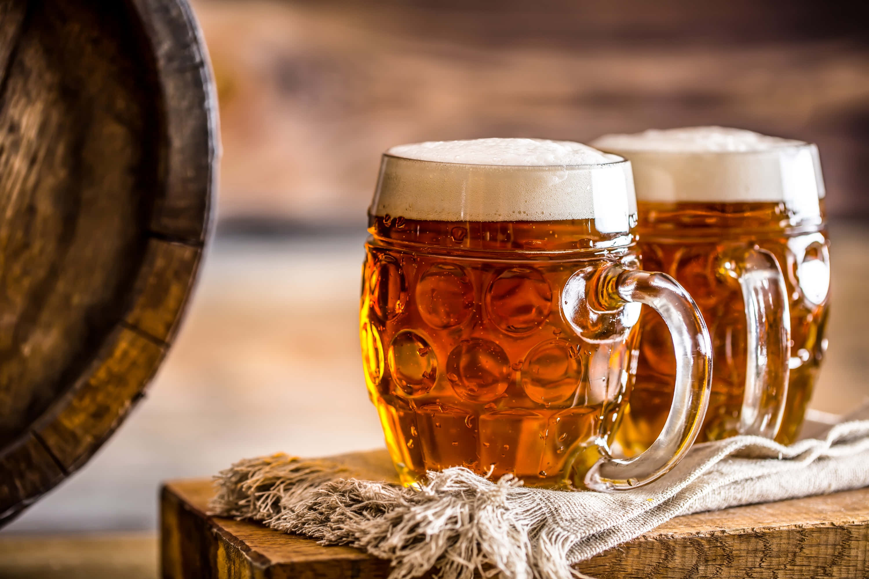 Cheers! Kukumbatia pika la bia baridi. Picha ya Ukuta