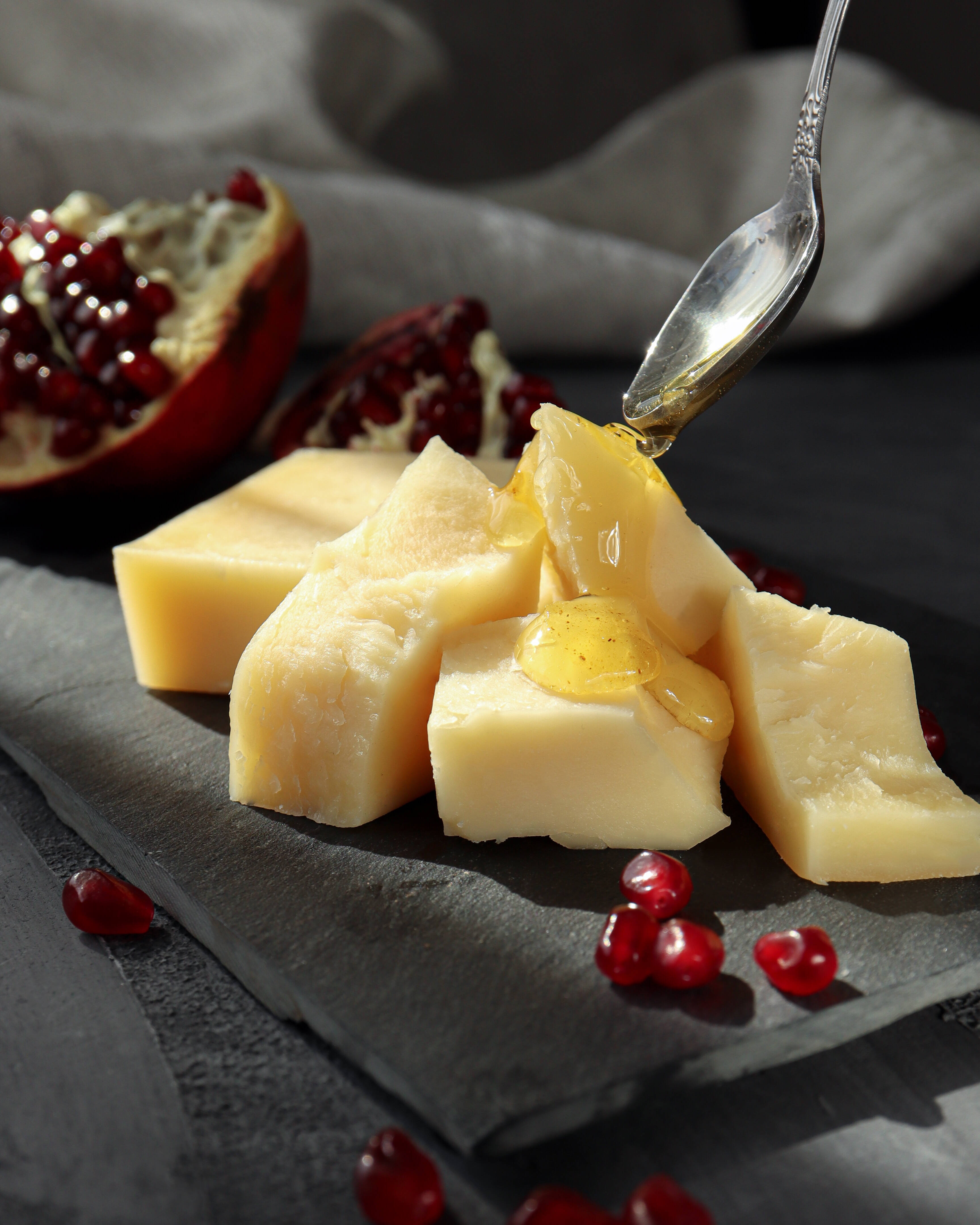 Cheese na Syrup na Pomegranate Picha ya Ukuta