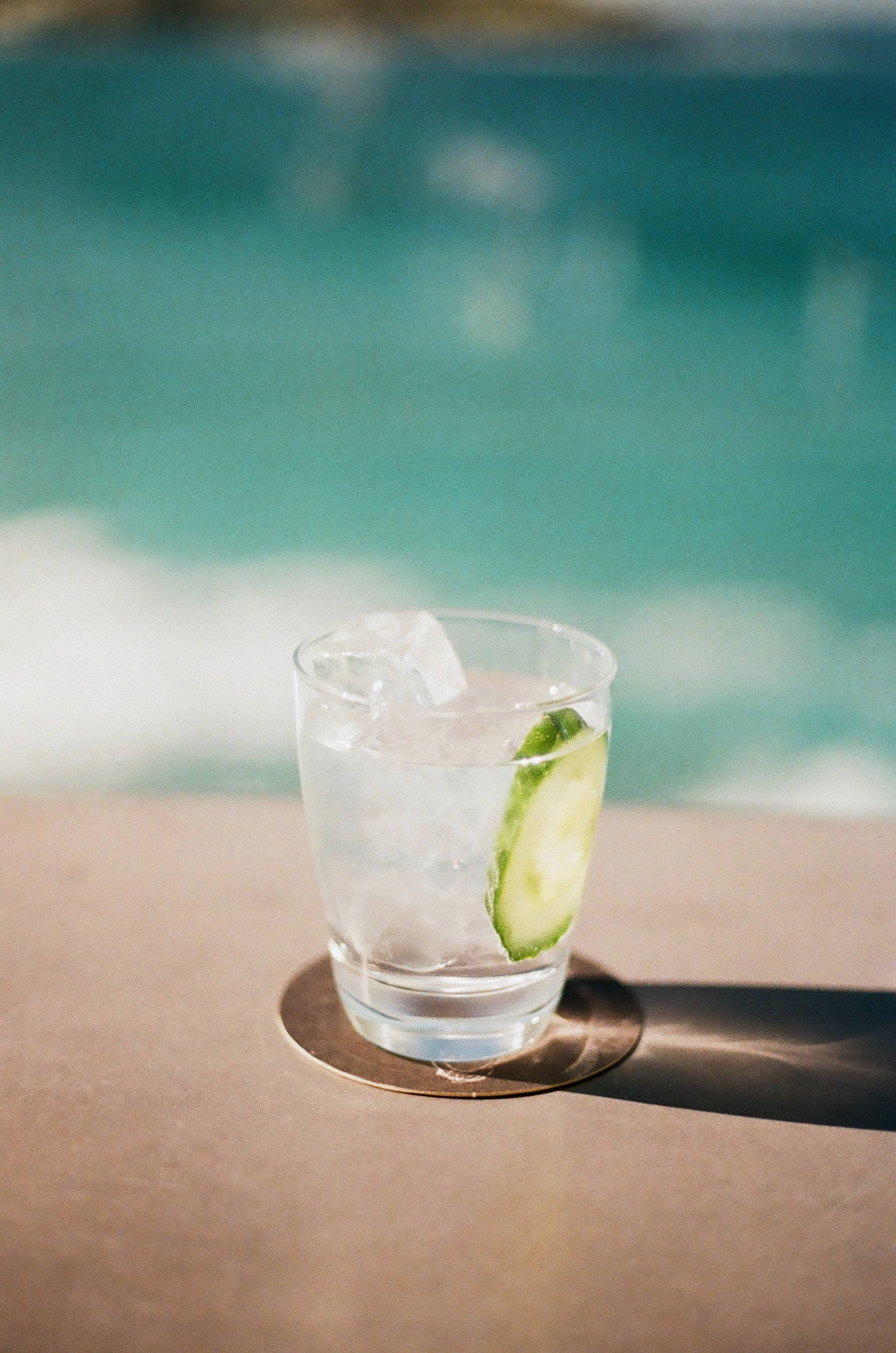 Chilled Gin With Sliced Cucumber Picha ya Ukuta