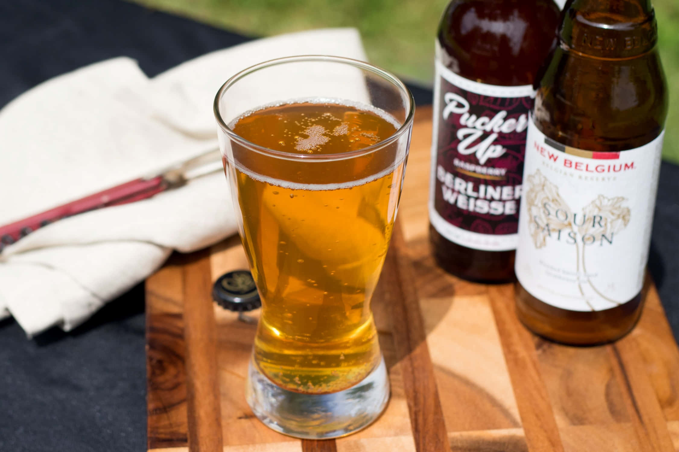 Chilled Pint of Beer on a Bar Counter Picha ya Ukuta