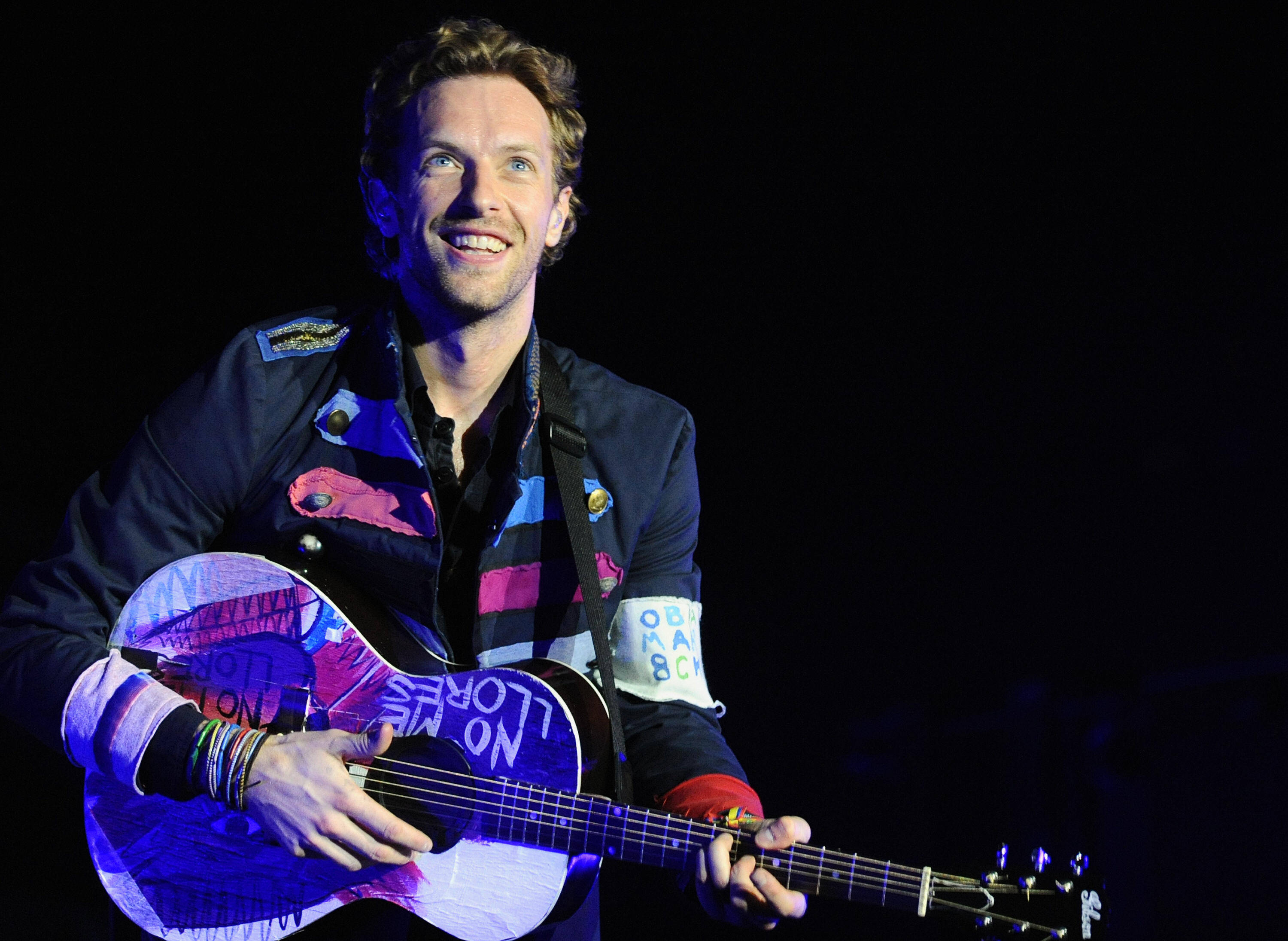Chris Martin Background Nyeusi Picha ya Ukuta