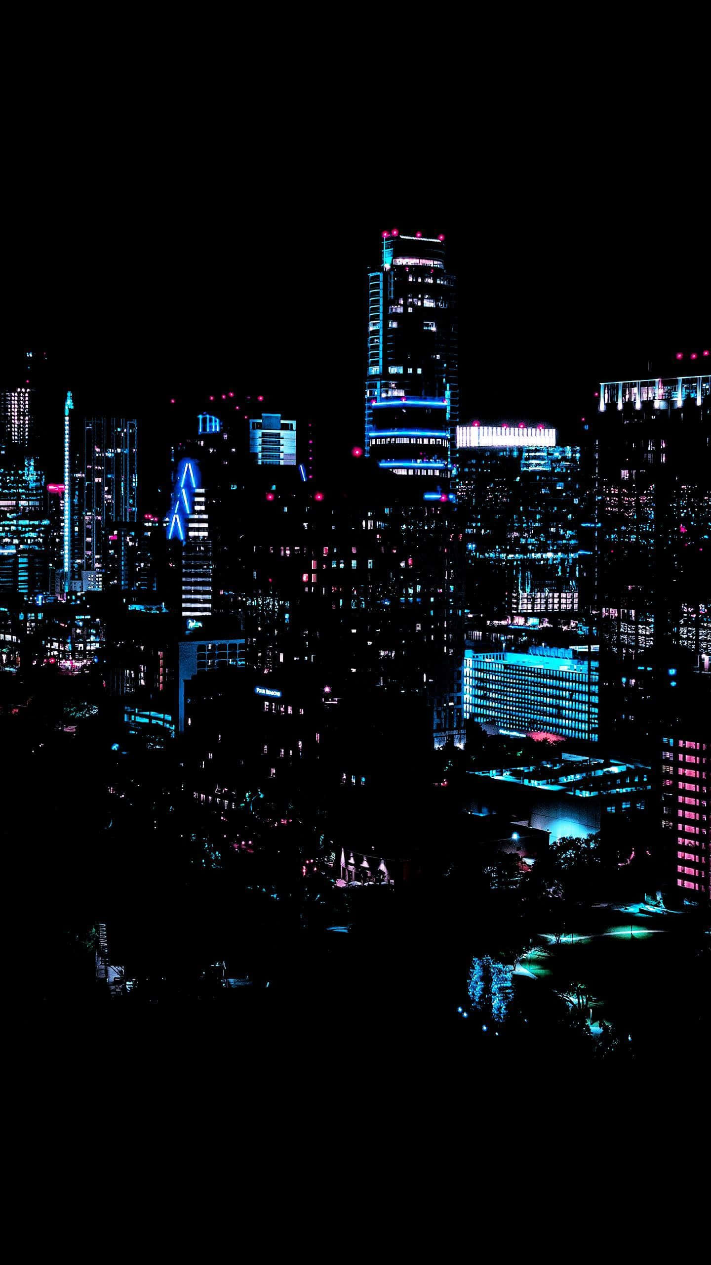 Chunguza mitaa yenye mwanga wa Neon City Picha ya Ukuta