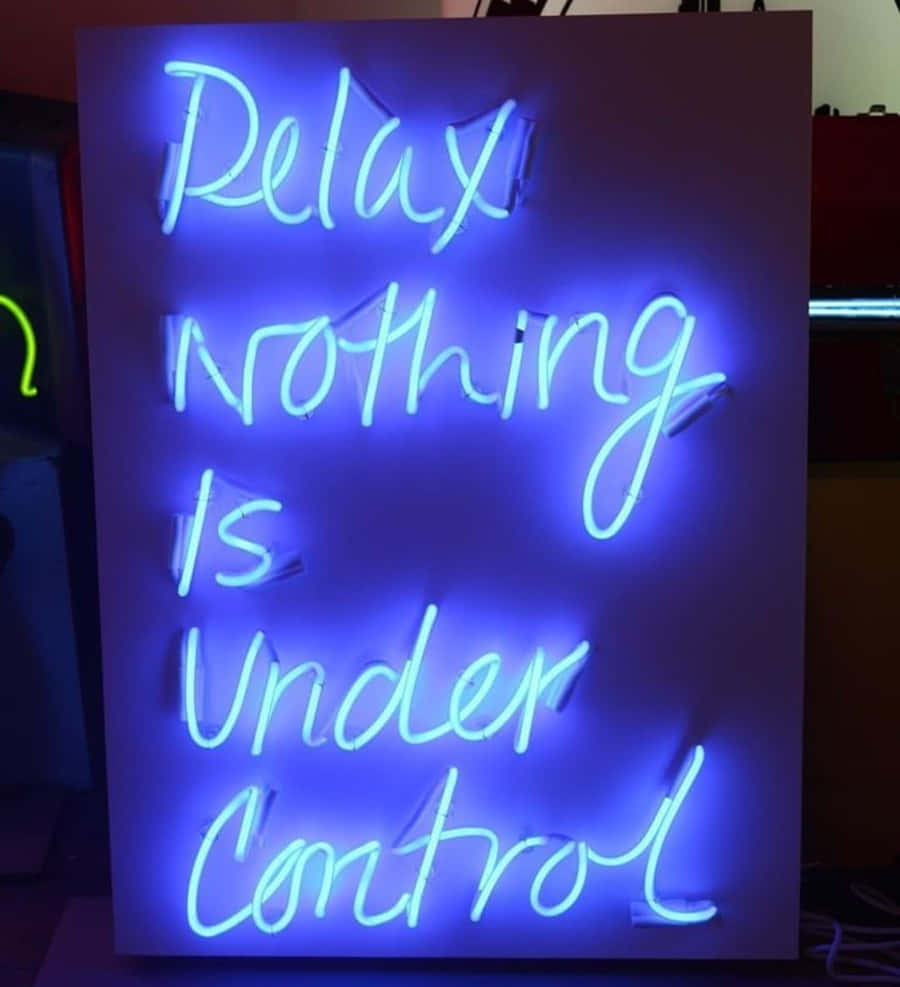 Chunguza ulimwengu wa bluu wa neon kwa mandhari hii ya kupendeza. Picha ya Ukuta