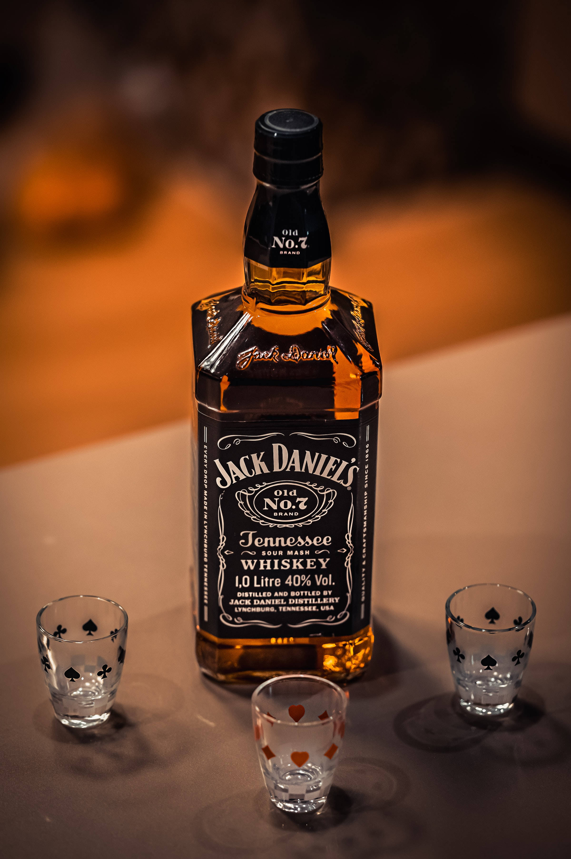 Chupa ya Jack Daniels Whisky na Glasi za Shoti Picha ya Ukuta