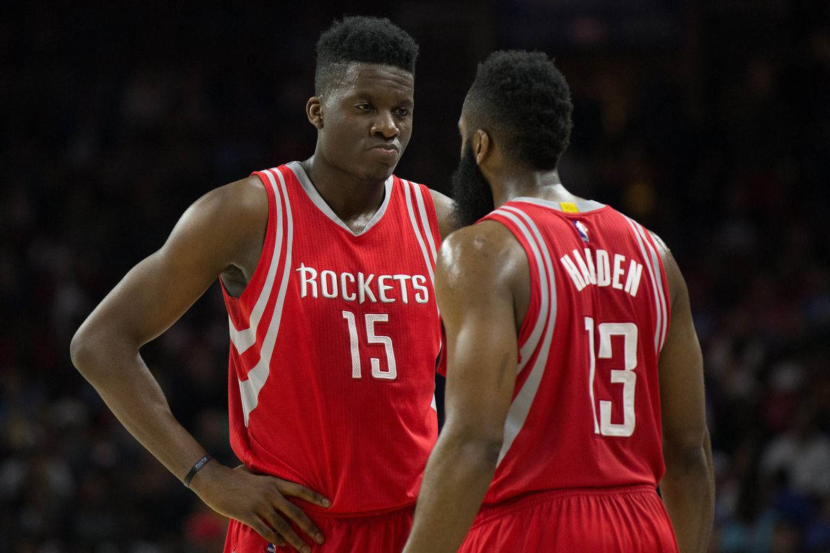 Clint Capela Mwenye Kupendeza Ndani ya Uwanja wa Basketball Picha ya Ukuta