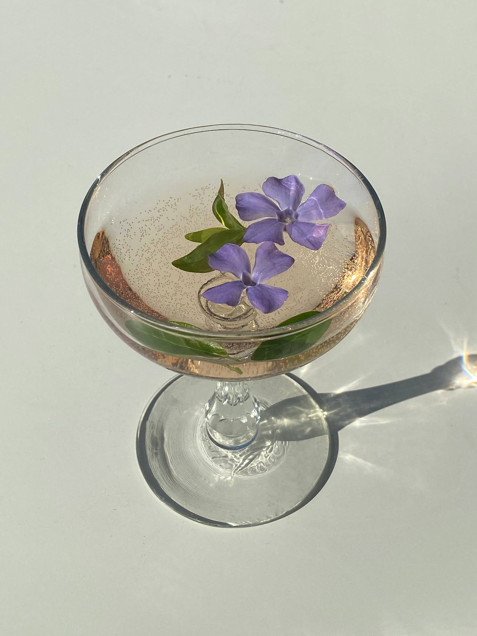 Cocktail ya Kifahari ya Zambarau Nyepesi Picha ya Ukuta