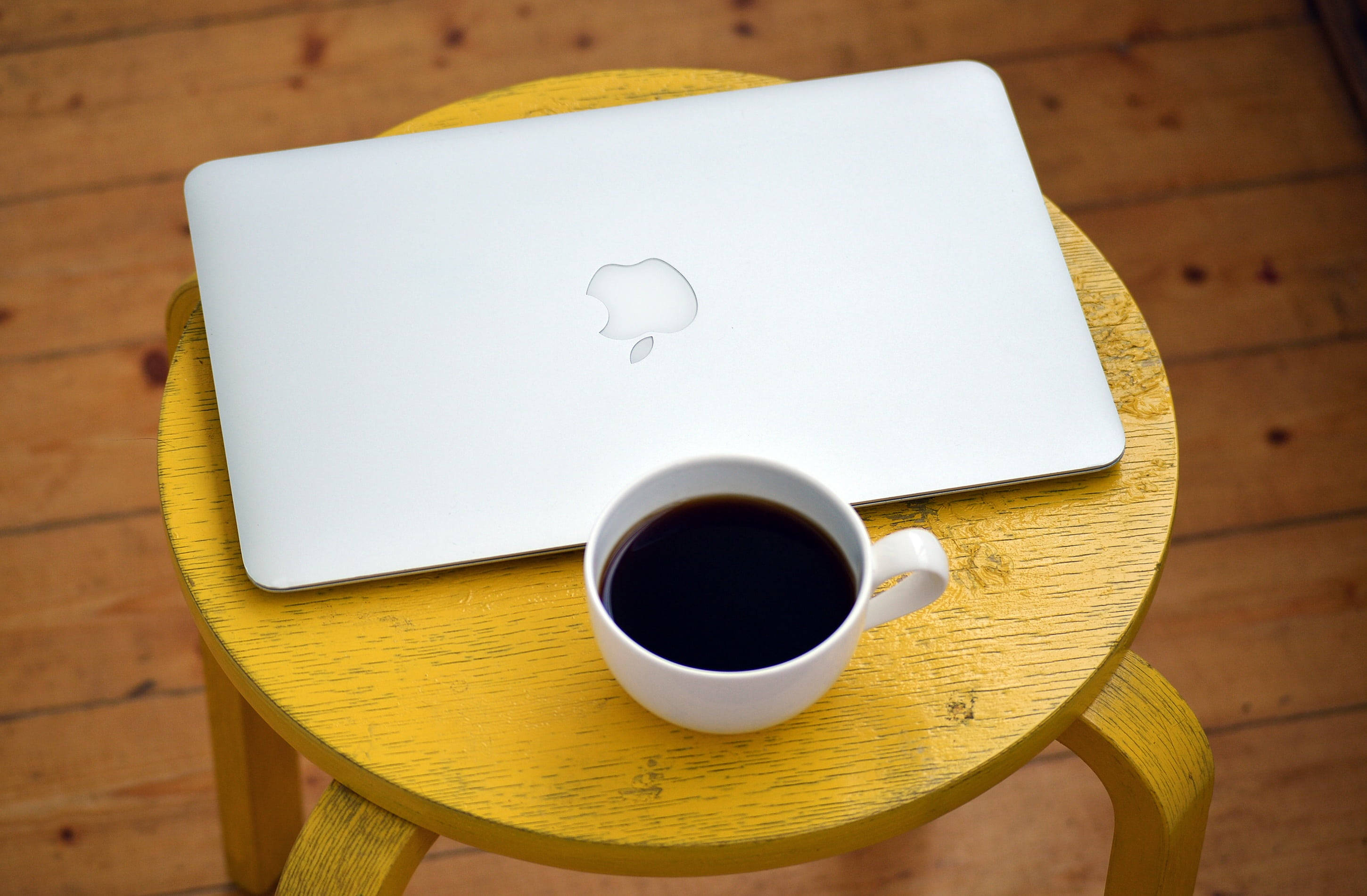 Coffee And MacBook Air Picha ya Ukuta