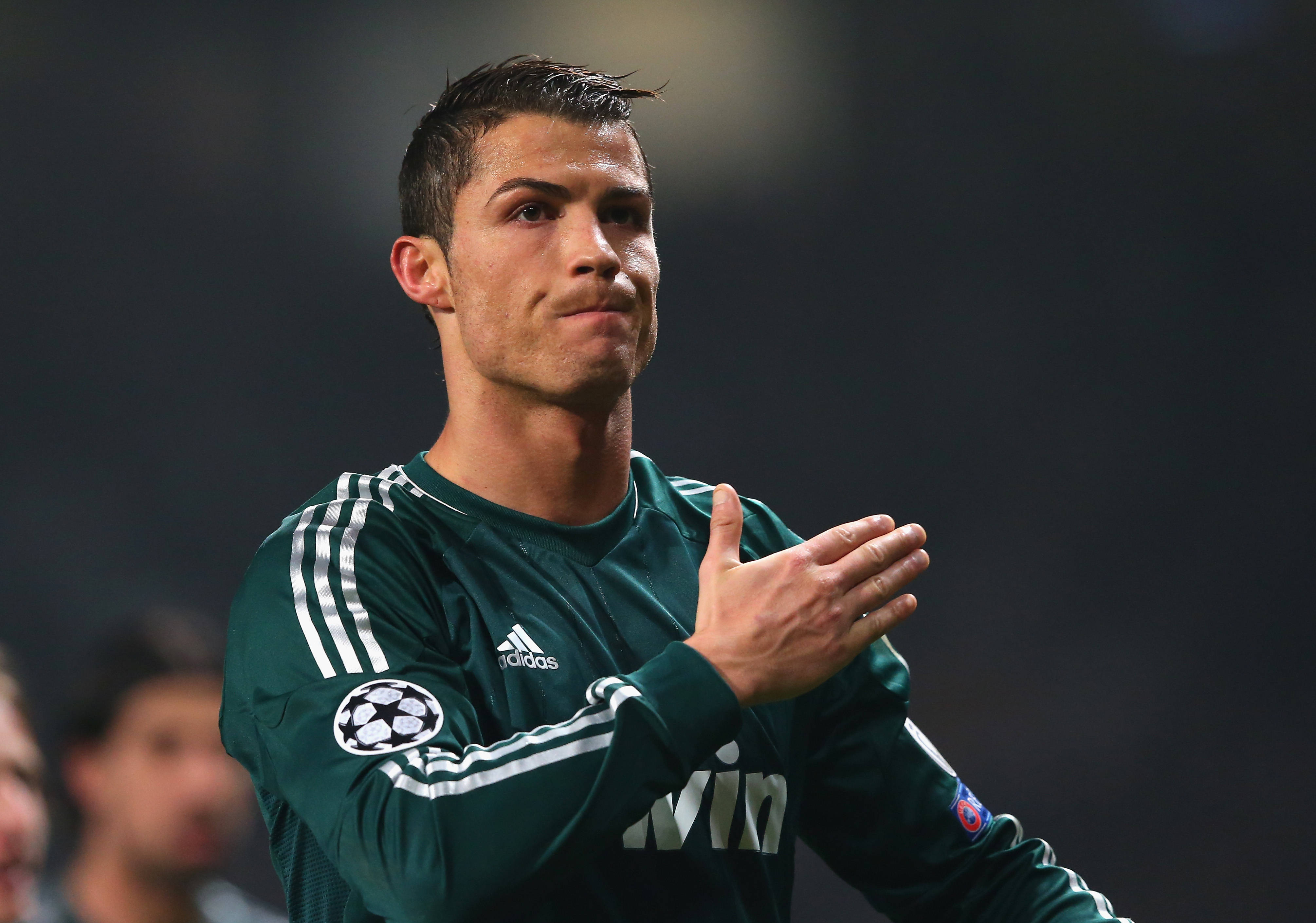 CR7 Cristiano Ronaldo Katika Sare ya Kijani Picha ya Ukuta