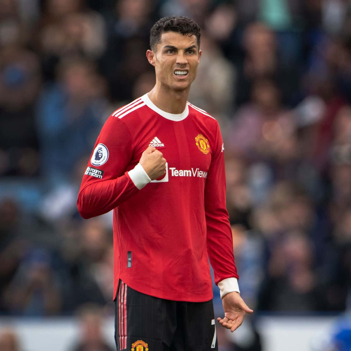 Cristiano Ronaldo akitazama uwanjani Picha ya Ukuta