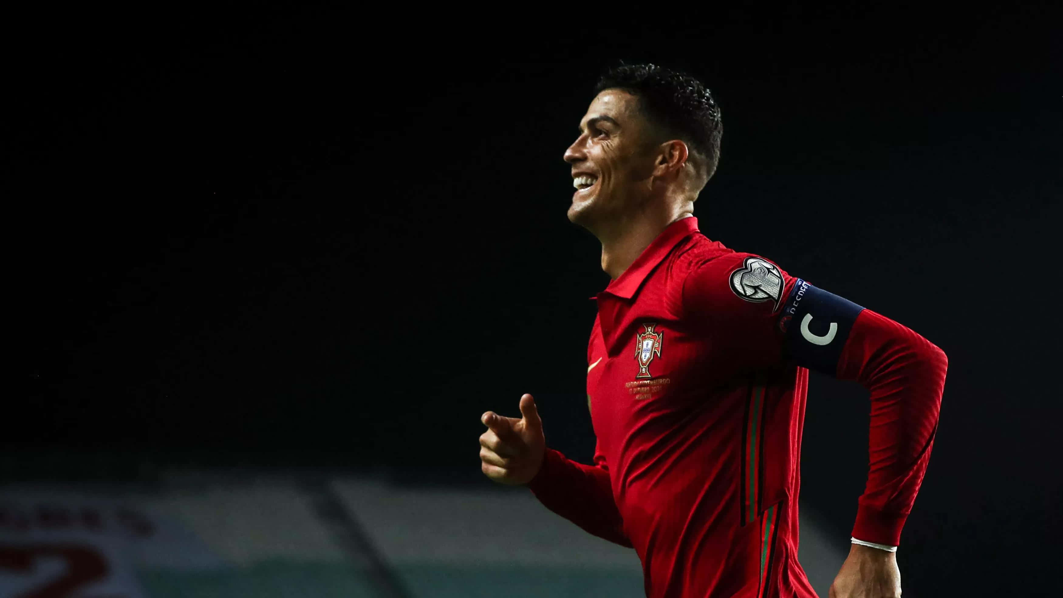 Cristiano Ronaldo akikimbia uwanjani Picha ya Ukuta