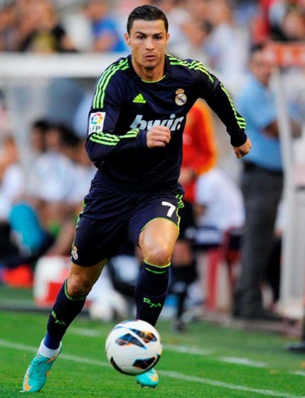Cristiano Ronaldo akitawala mchezo. Picha ya Ukuta