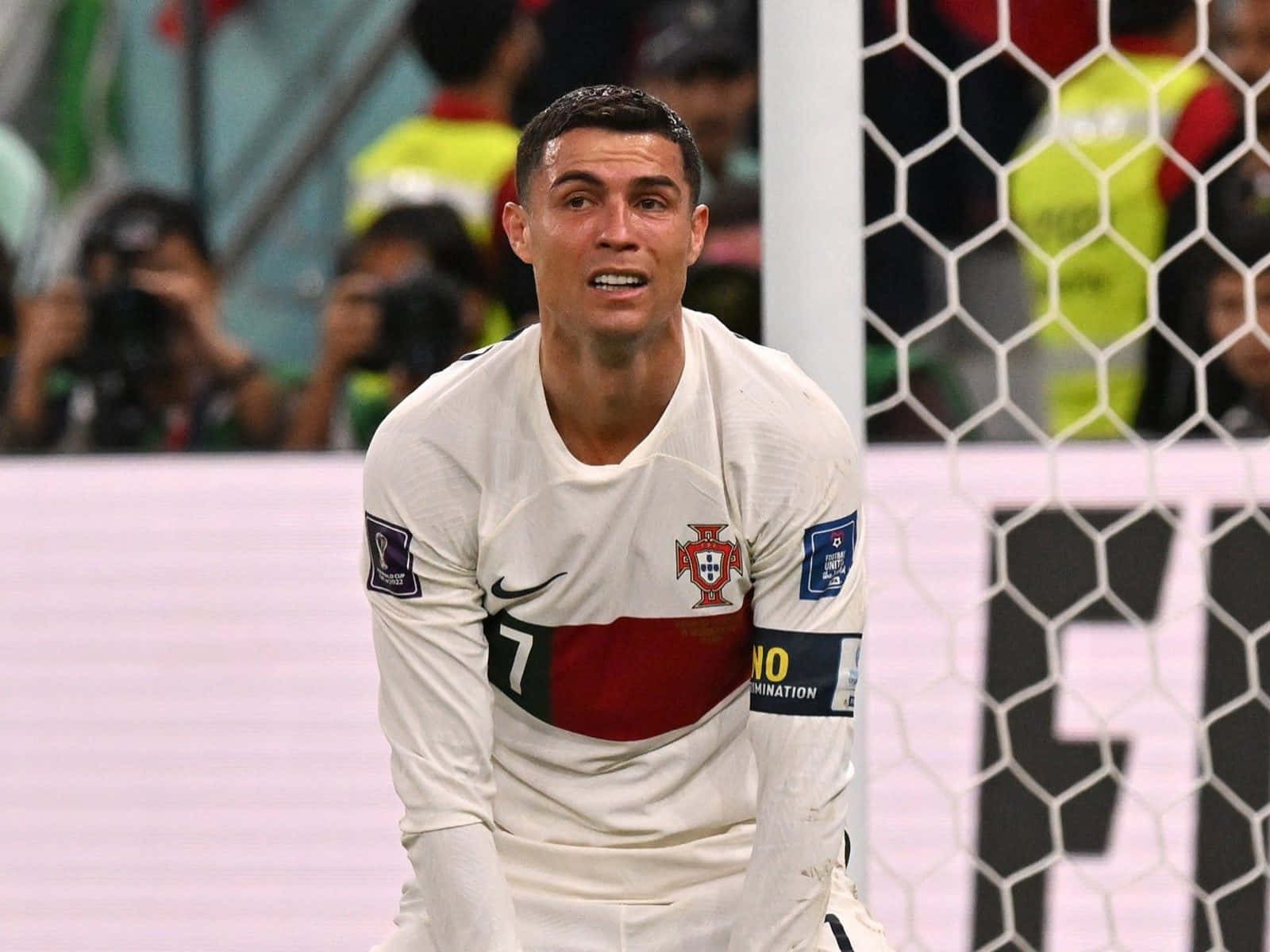 Cristiano Ronaldo akicheza uwanjani Picha ya Ukuta
