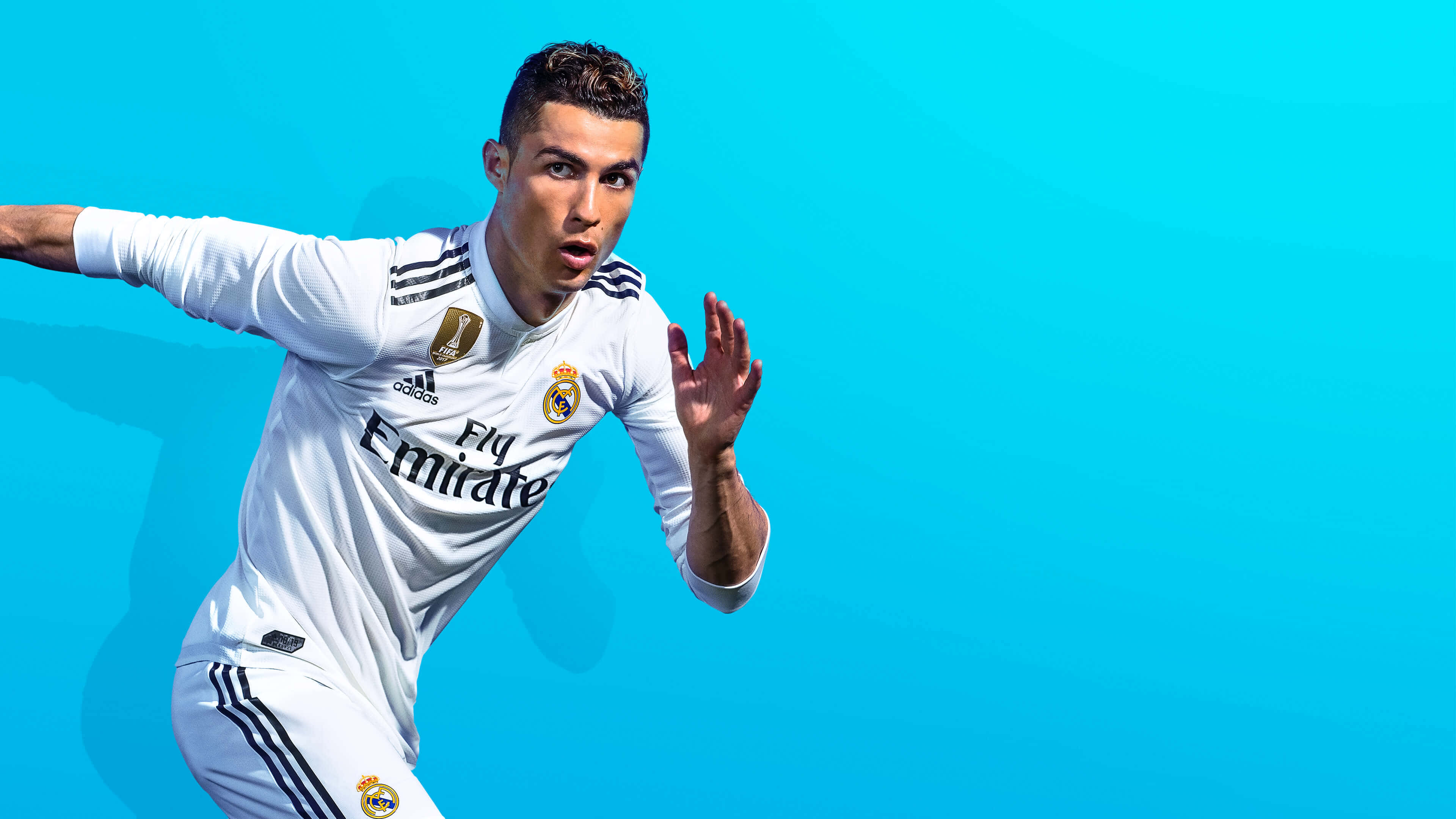 Cristiano Ronaldo akipiga pozi uwanjani Picha ya Ukuta