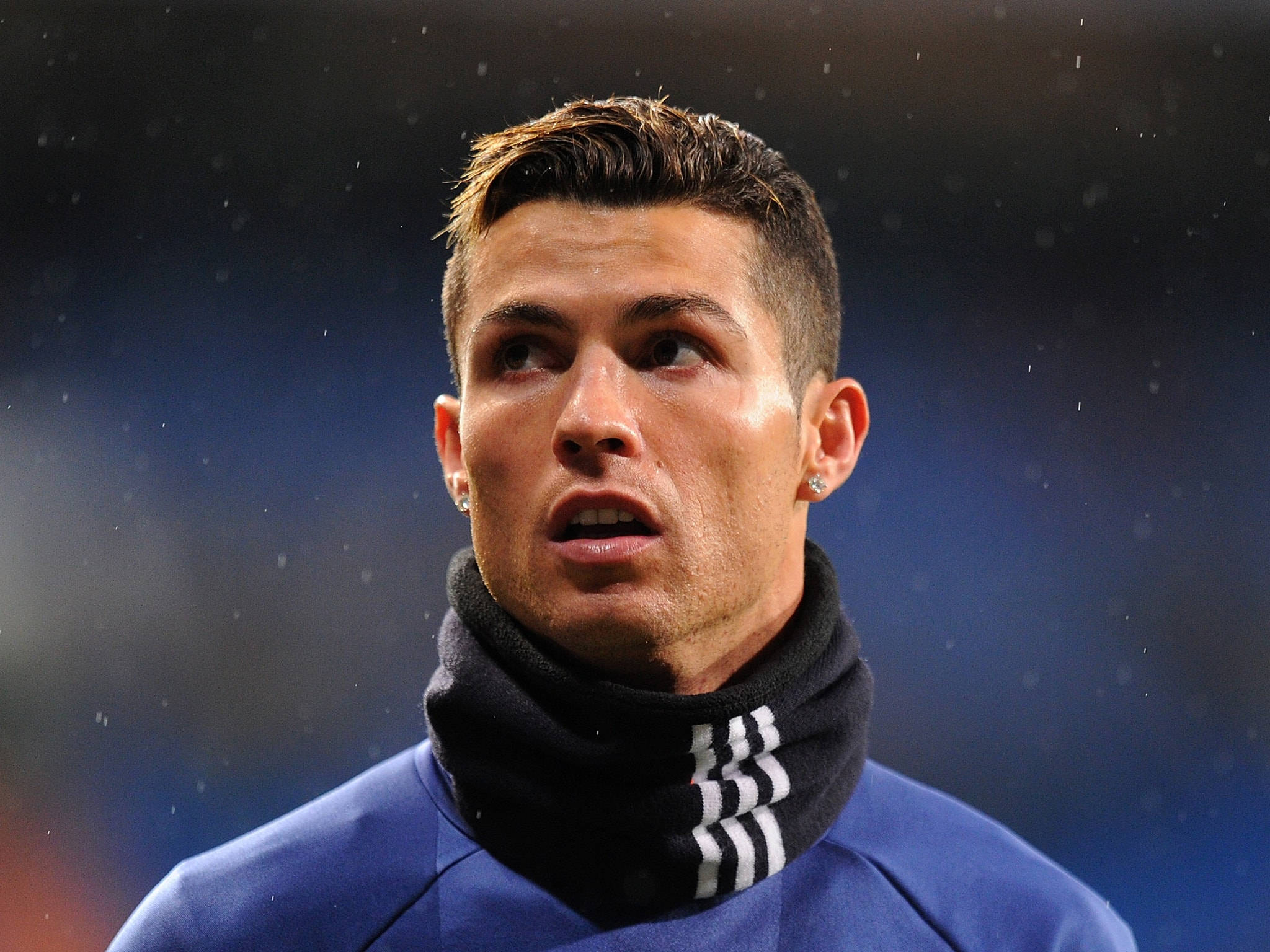 Cristiano Ronaldo Anajikita kwenye Uwanja wa Soka Picha ya Ukuta