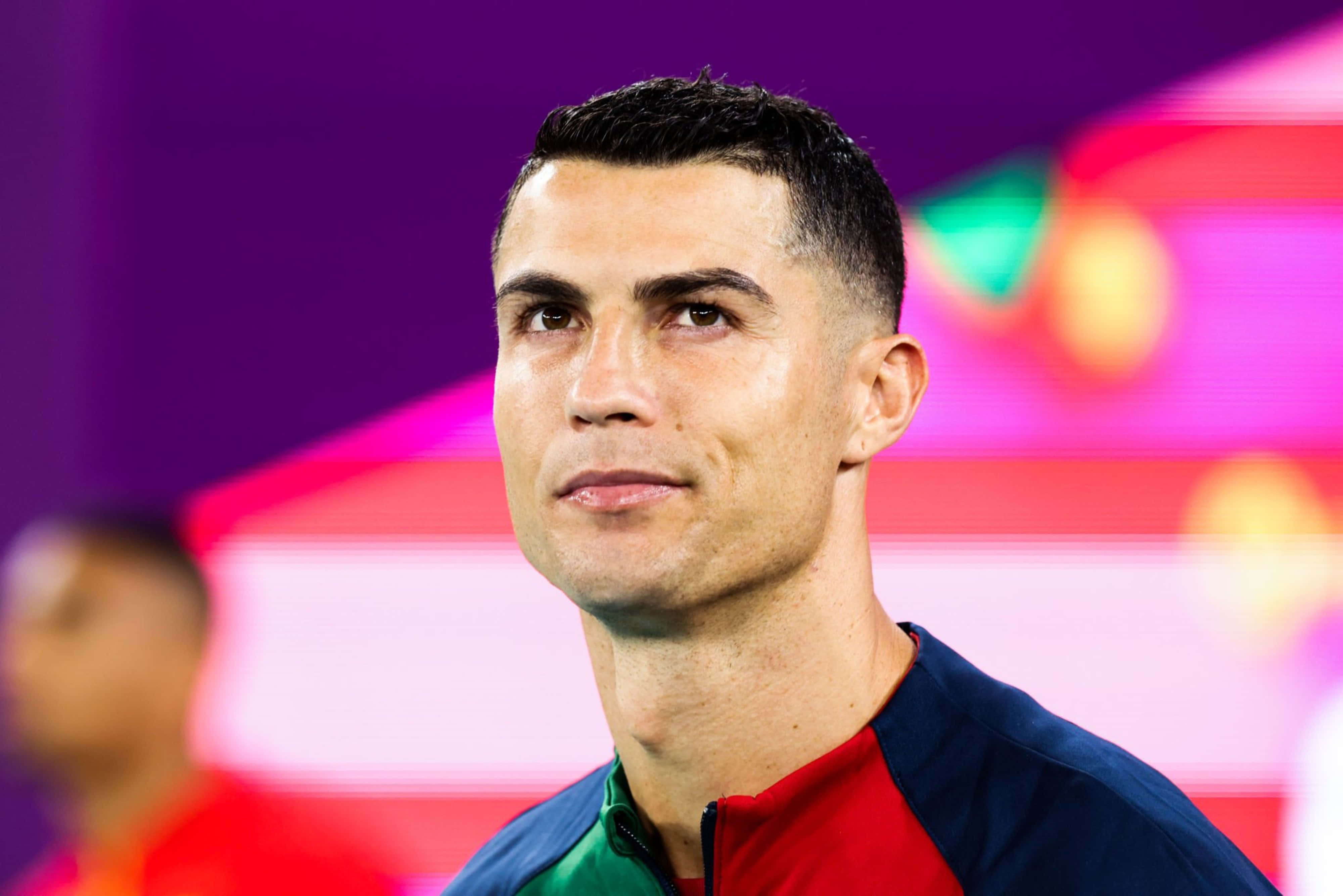 Cristiano Ronaldo Anatafuta Ndoto Uwanjani na Nje ya Uwanja Picha ya Ukuta