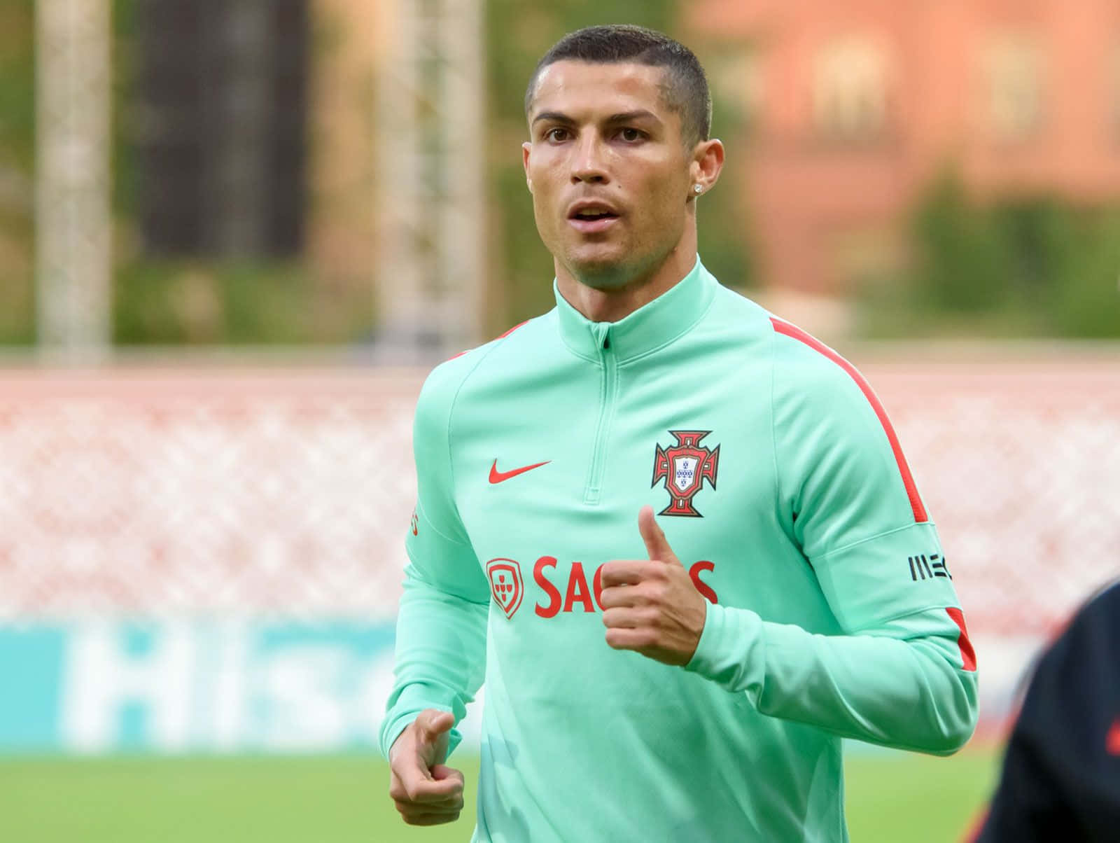 Cristiano Ronaldo katika hatua ya kuwa katika uwanja wa michezo Picha ya Ukuta