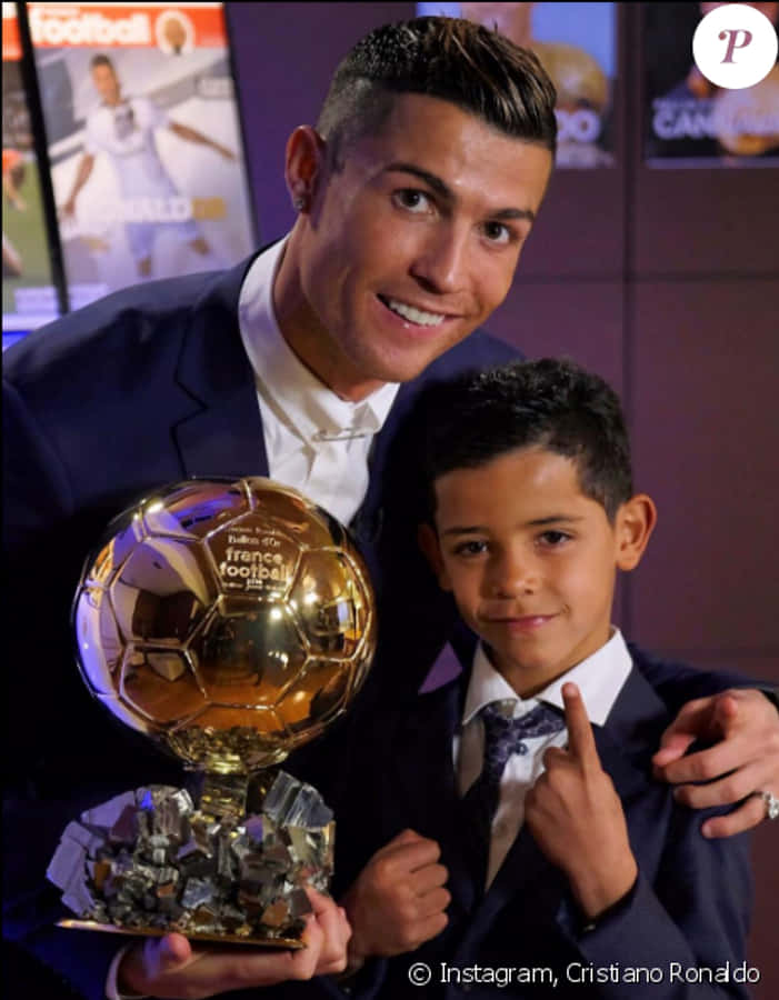 Cristiano Ronaldo na Mpira wa Dhahabu na Mtoto Picha ya Ukuta