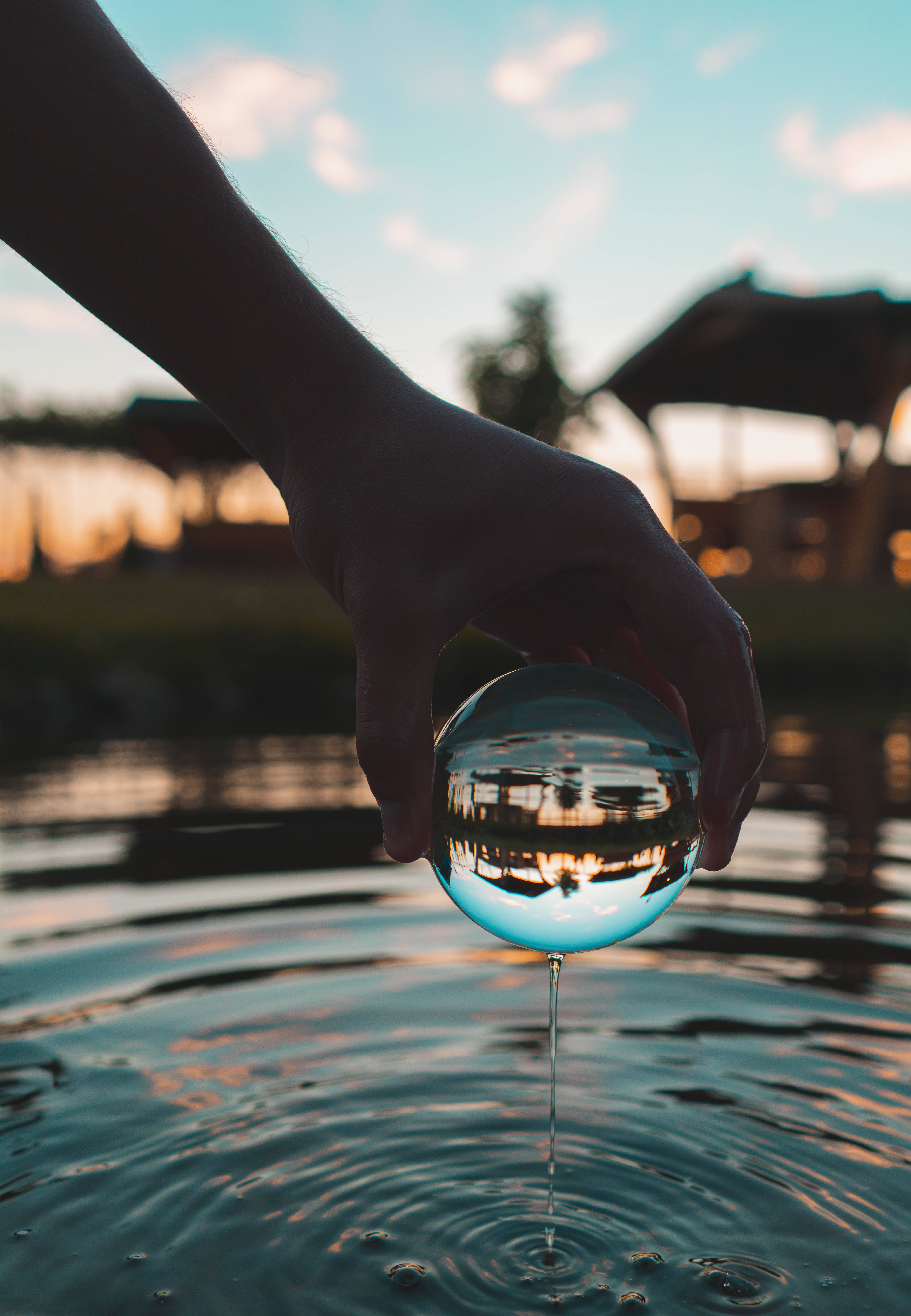 Crystal Sphere Ball on Water Picha ya Ukuta