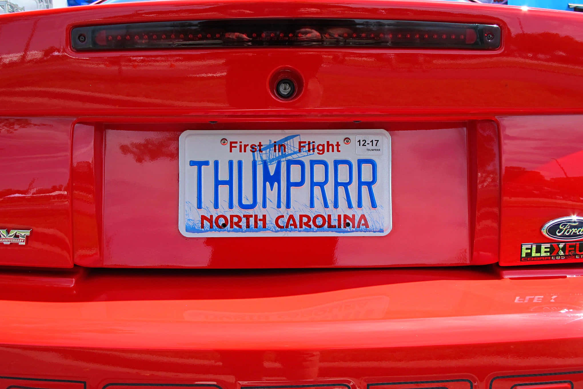 Customized Car License Plate on a Stylish Vehicle Picha ya Ukuta