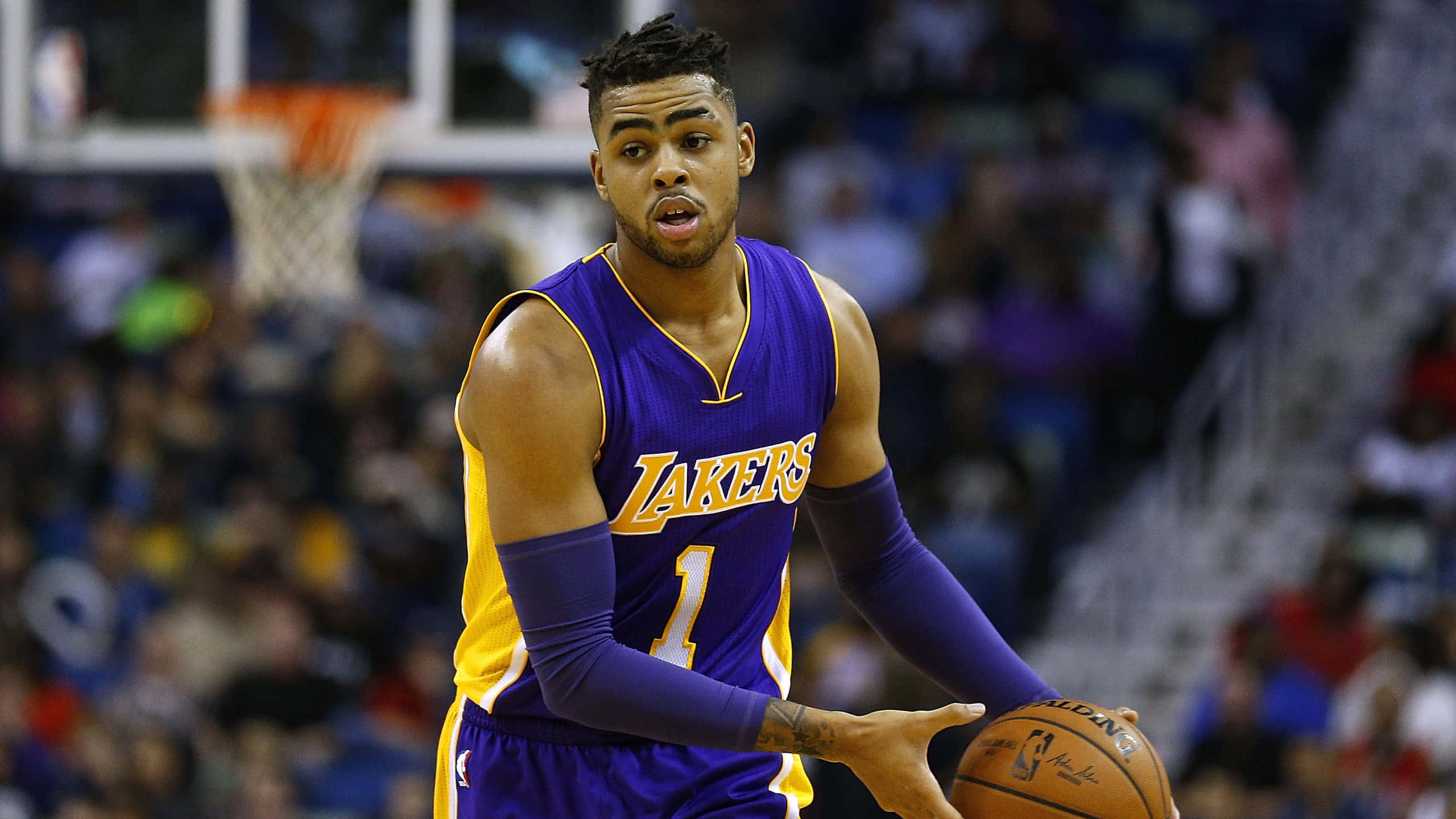 D'Angelo Russell Akiangalia Pembeni Picha ya Ukuta