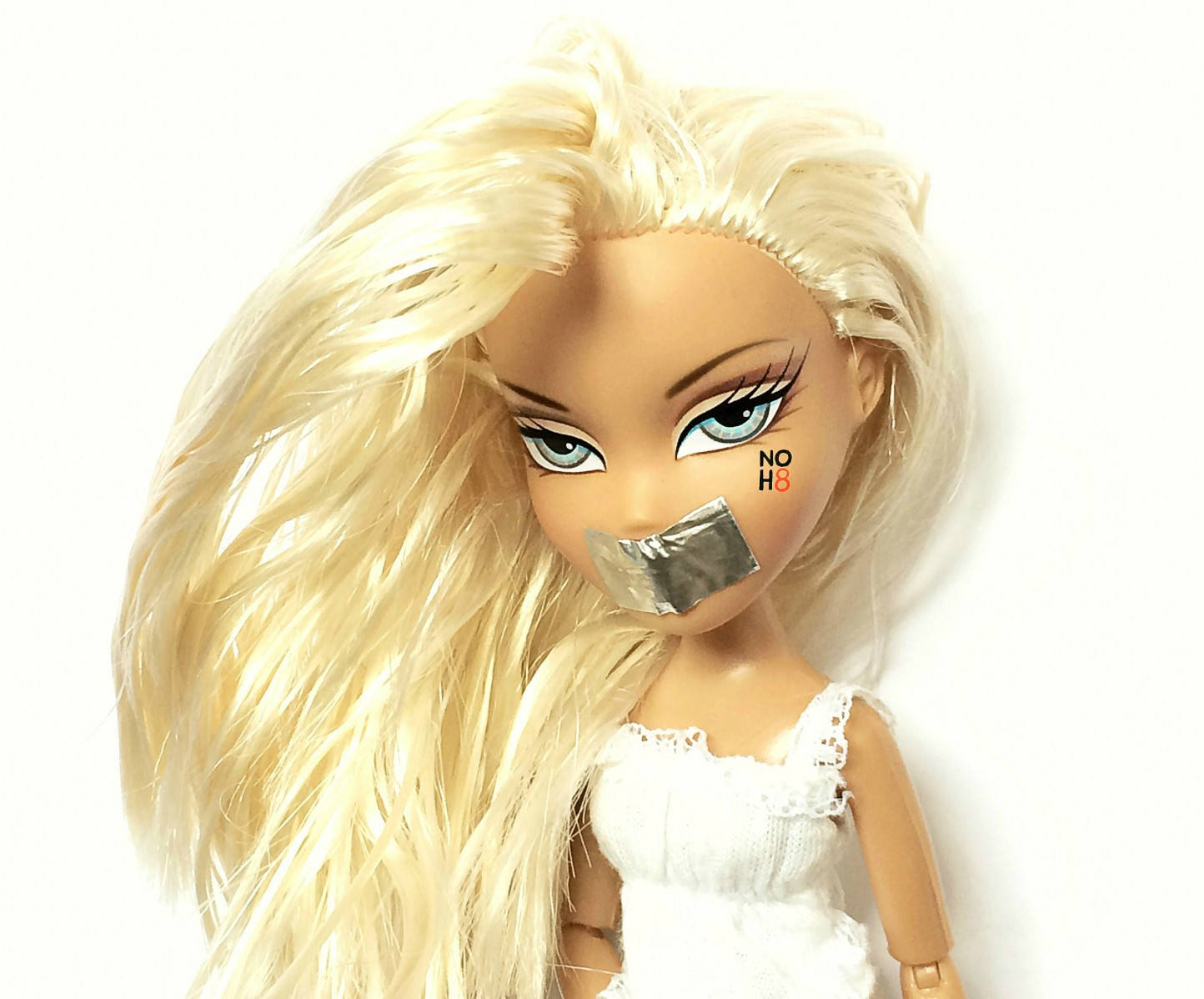 Dada wa Bratz Aesthetic Mweupe Mateka Picha ya Ukuta