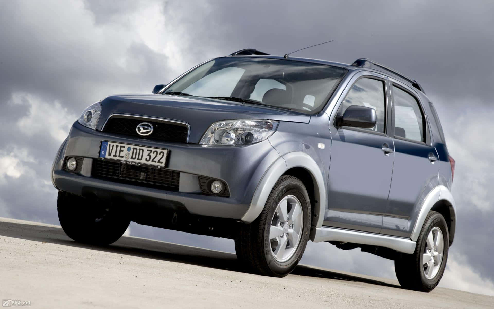 Daihatsu ya Kifahari na ya Kisasa Juu ya Barabara Picha ya Ukuta