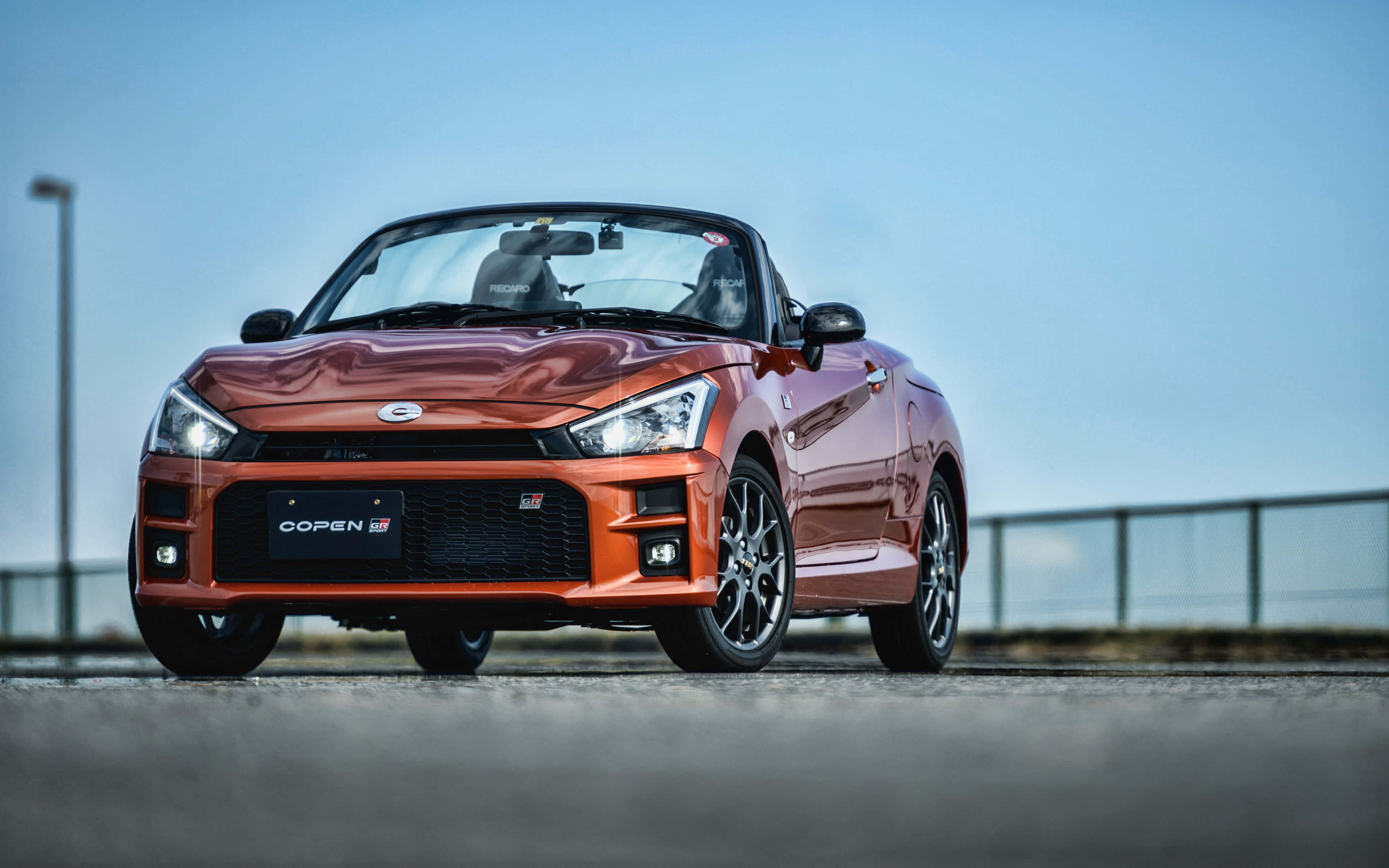 Daihatsu ya Kisasa Inayosafiri Juu ya Barabara ya Wazi Picha ya Ukuta