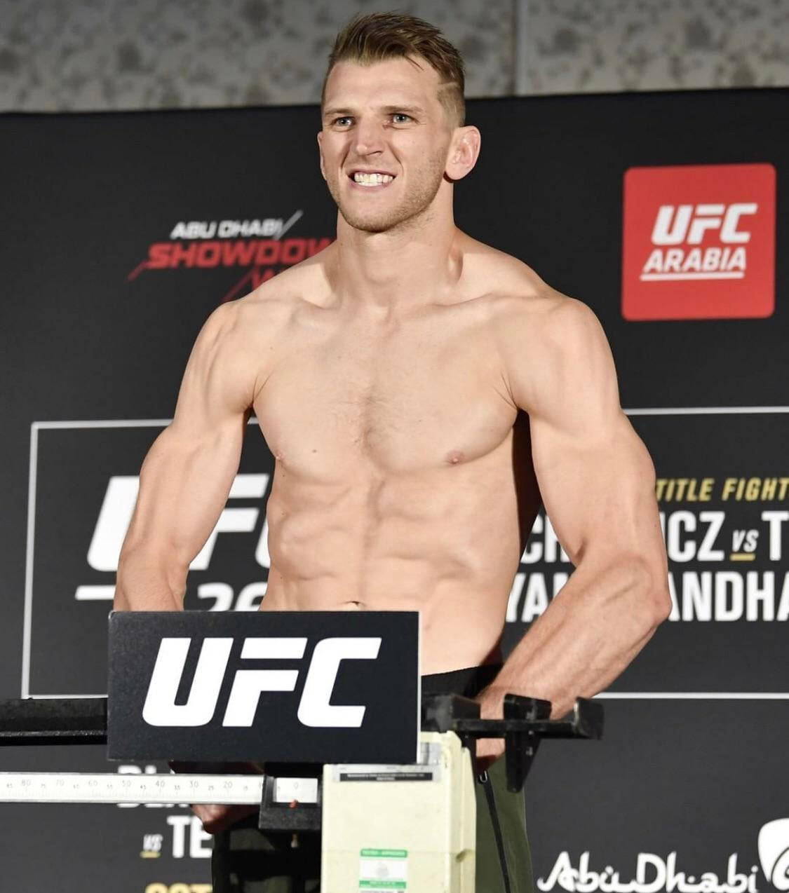 Dan Hooker Akitabasamu Juu ya Mizani Picha ya Ukuta