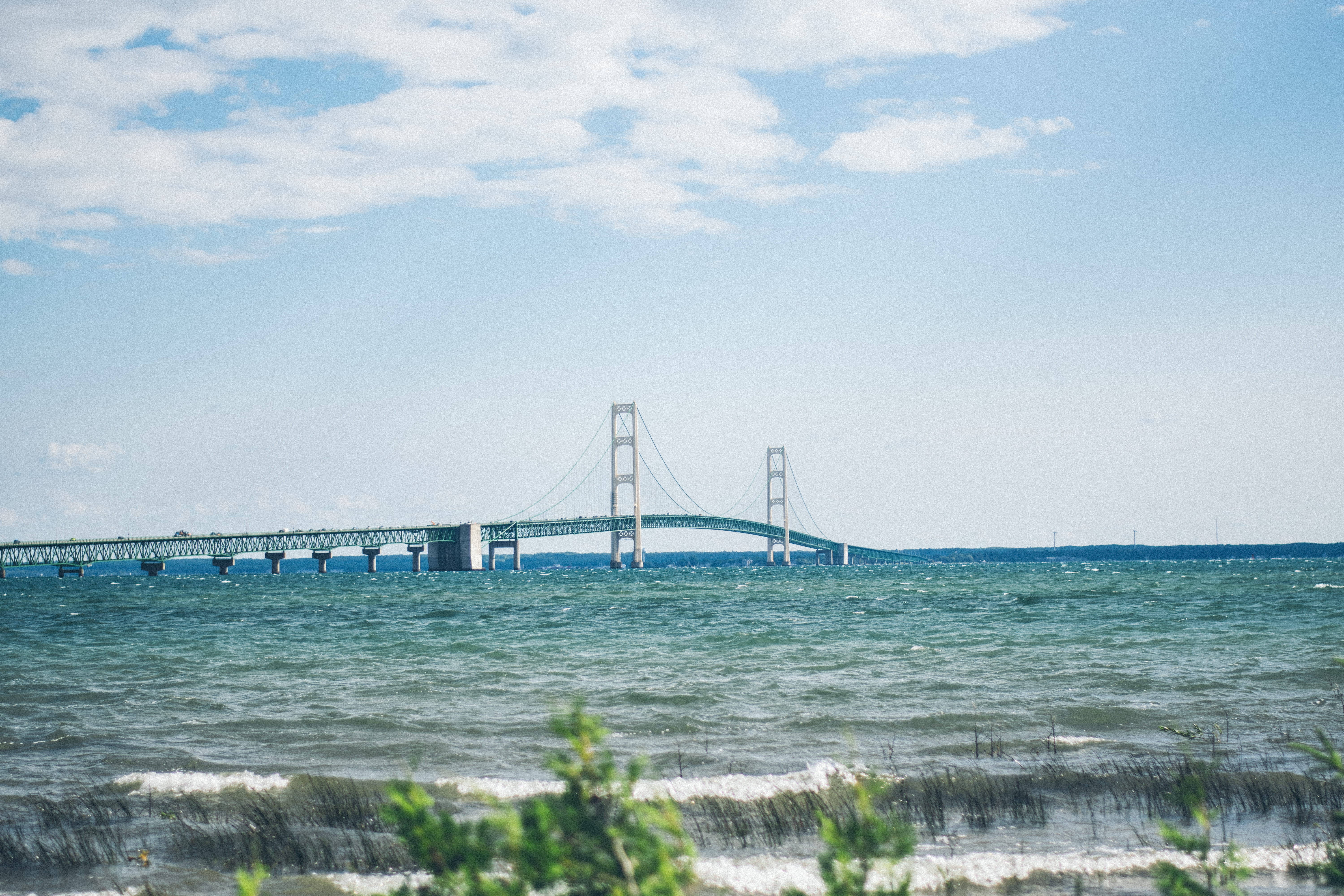 Daraja Kubwa la Mackinac Linalovuka Maji ya Buluu Yenye Utulivu Picha ya Ukuta