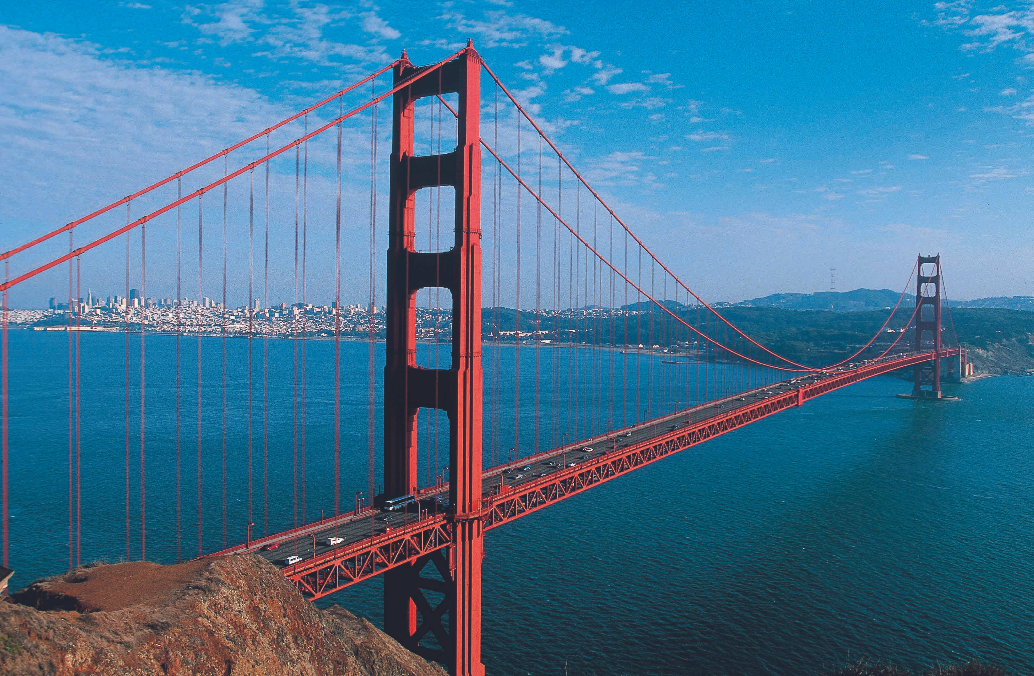 Daraja la Golden Gate Linaloning'inia Juu ya Maji ya Bluu Picha ya Ukuta
